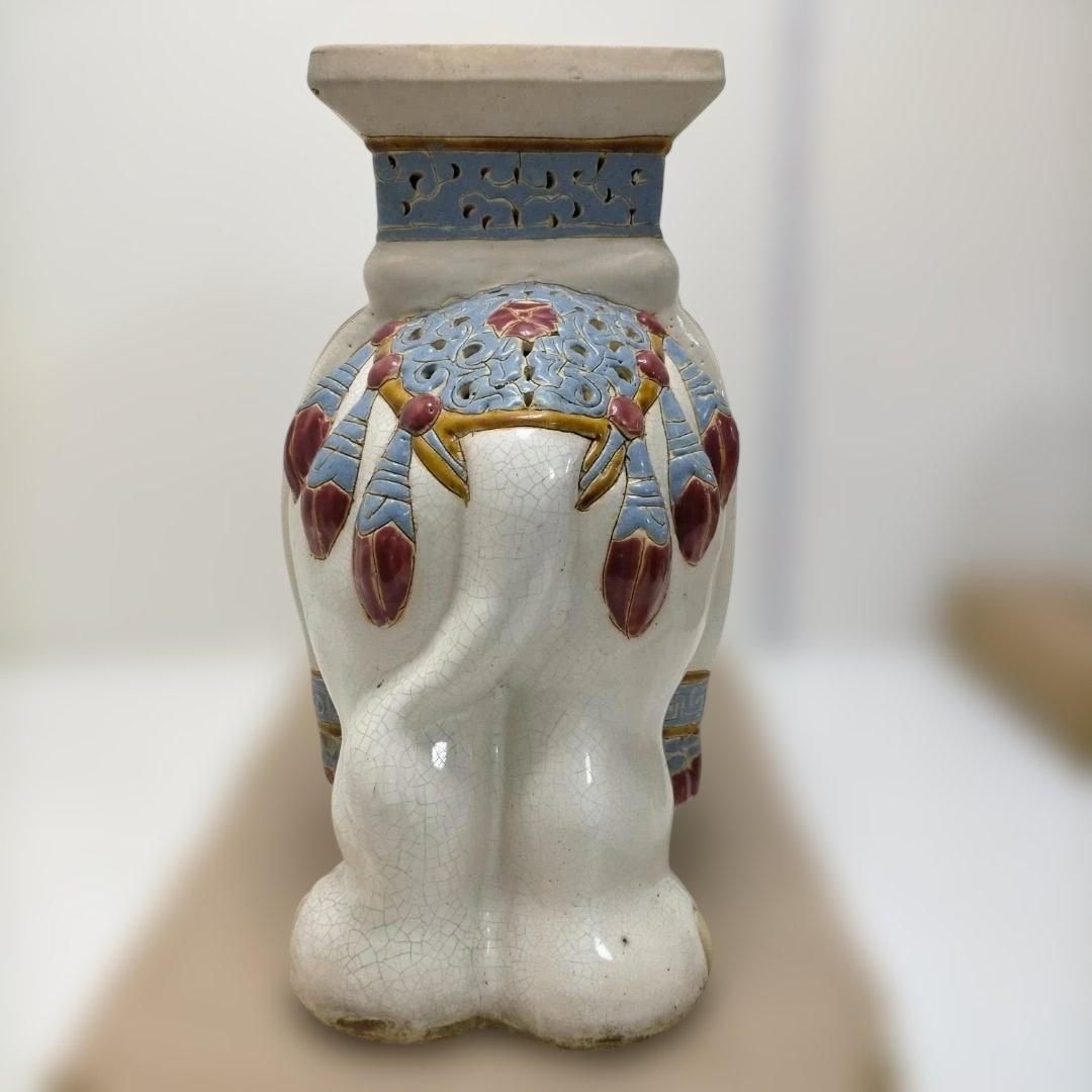 象モチーフの大型陶器オブジェ 花台や飾り台としても使用可能 透かし彫り装飾とブルー×レッドの装飾が特徴的な存在感あるインテリア置物 玄関やリビングのアクセントに最適 260320-3T 象モチーフの大型陶器オブジェ 花台や飾り台としても使用可能 透かし