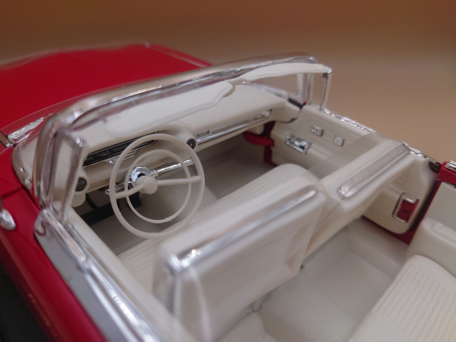 1/18 キャデラック エルドラド ビアリッツ 1959 レッド Maisto製ダイ