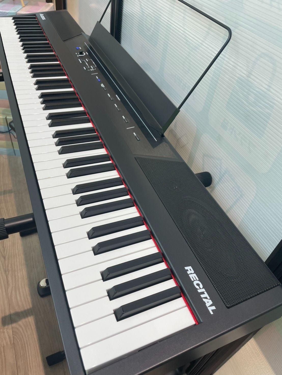 成】極美品!! ALESIS RECITAL 88鍵 電子ピアノ 別売りスタンド＆NEEWER 