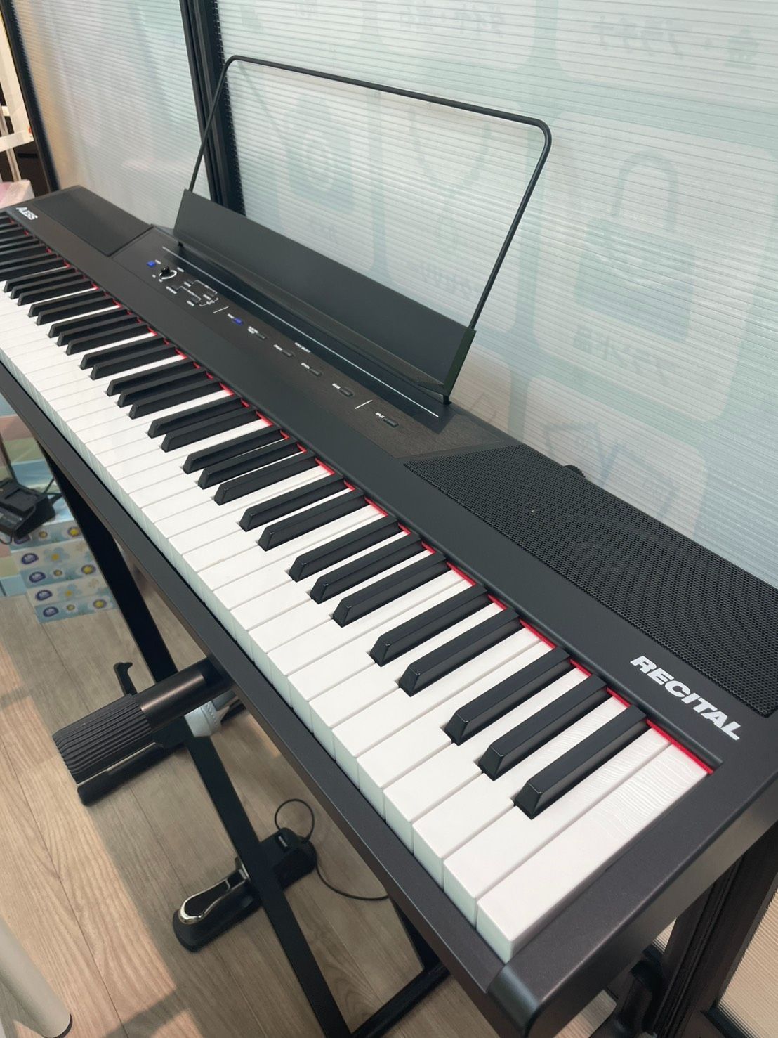 成】極美品!! ALESIS RECITAL 88鍵 電子ピアノ 別売りスタンド＆NEEWER 