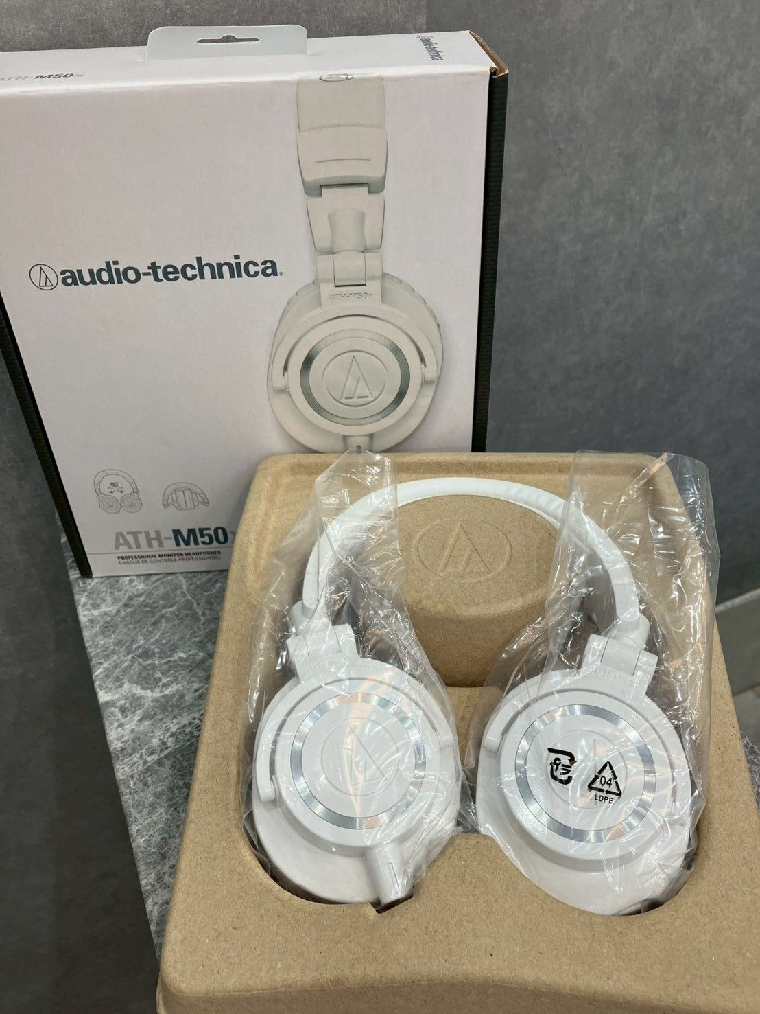 ヘッドホン ATH-M50x ホワイト オーディオテクニカ 密閉型 Amazon.com