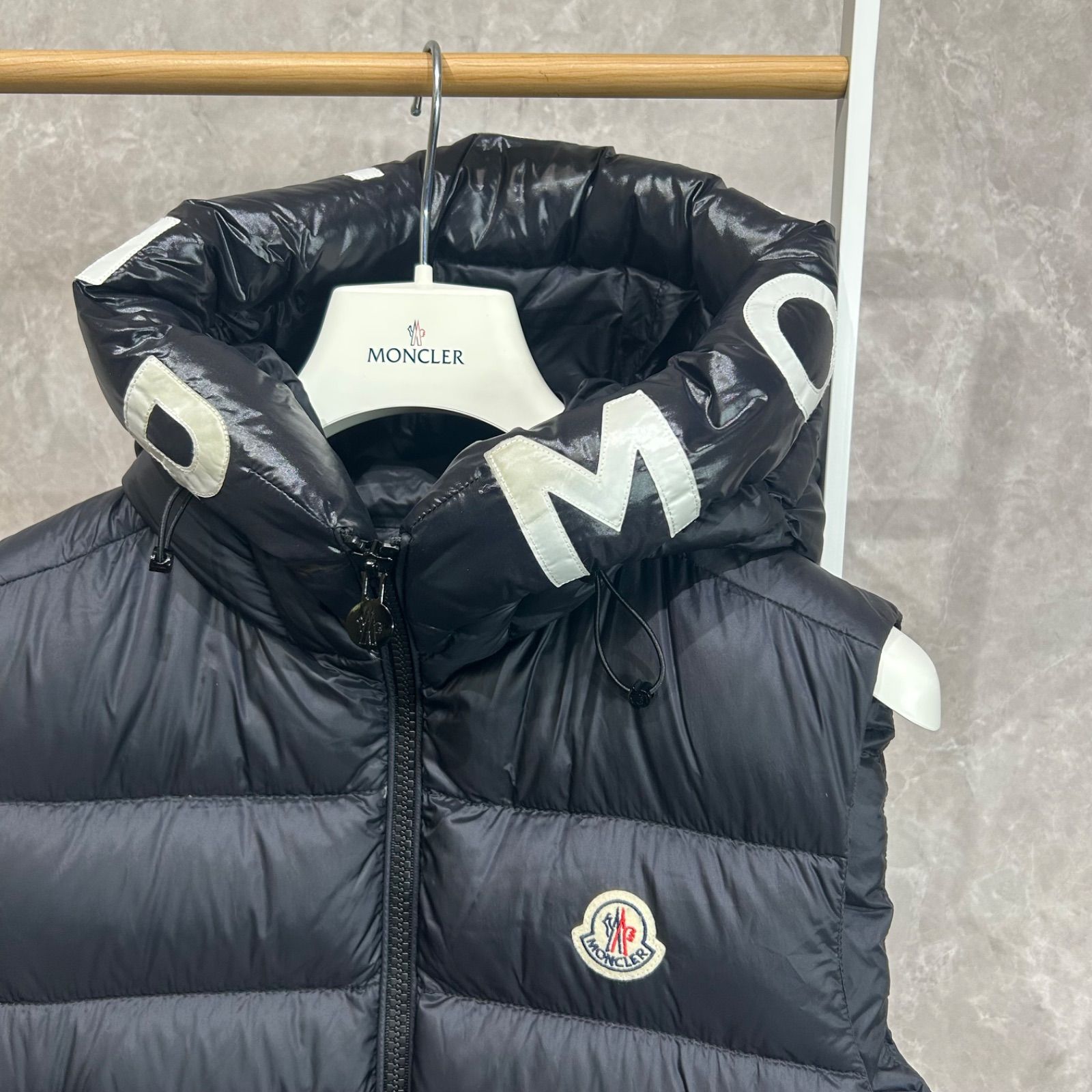 MONCLER ダウンベストモントルイユ サイズ２ フード付き MONCLER ダウンベストモントルイユ サイズ2 フード付き