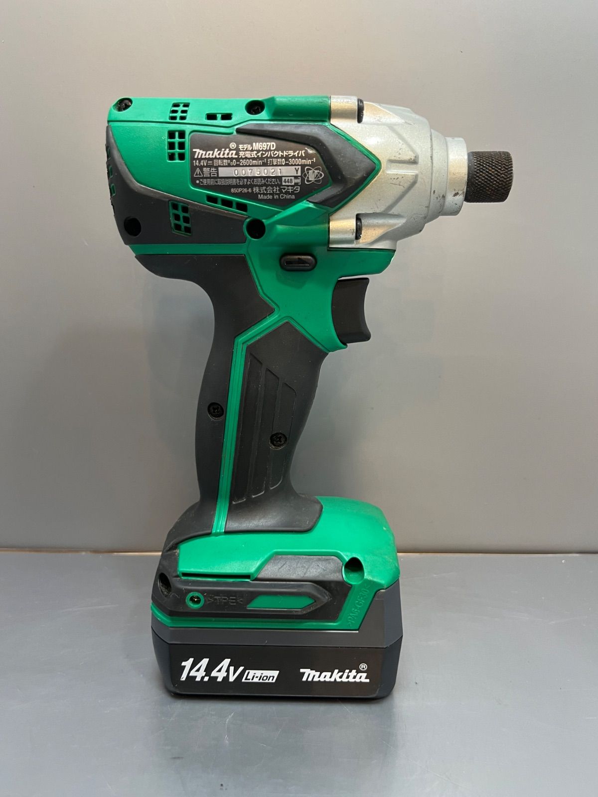 Makita 14.4v充電式インパクトドライバ M697D ※ケースは非純正品 