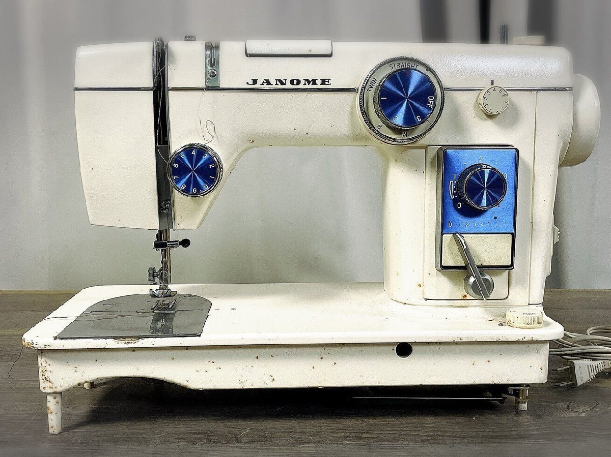 ジャンク品）ジャノメミシンMODEL804（1974年製） レトロな雰囲気の