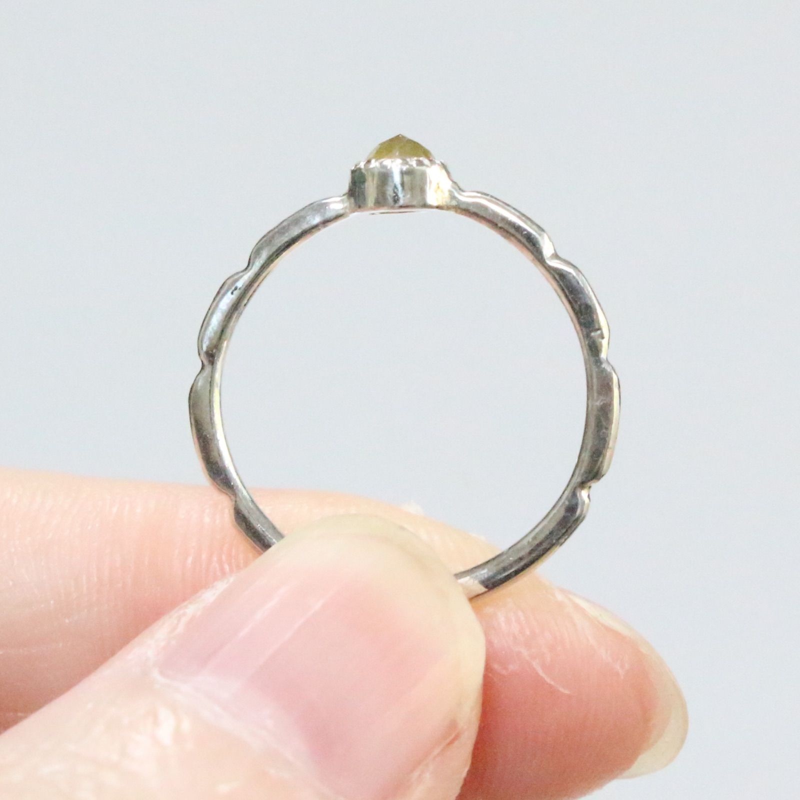 ローズカットのファンシーダイヤモンドの覆輪ミル打ちモコモコシルバー