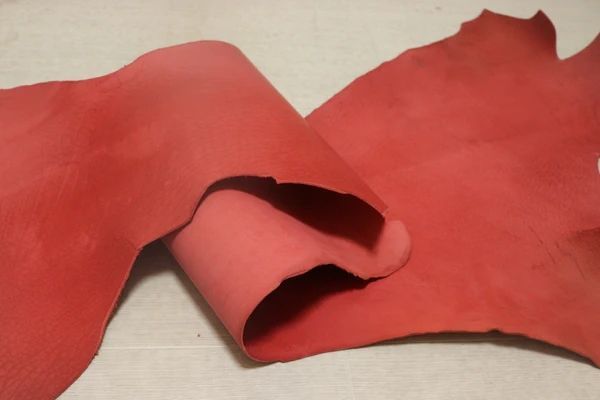 レッド 77ds ヌメ革 ベリー 牛革 イタリア レザー スムース加工 はぎれ 一枚革 レザークラフト 革 皮 本革 diy 生地 材料