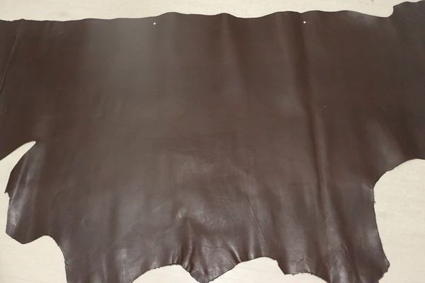 ヴィンテージブラウン 132ds ヌメ革 ショルダーレザー 牛革 イタリア レザー アニリン仕上げ はぎれ 一枚革 レザークラフト 革 皮 本革 diy 生地 材料