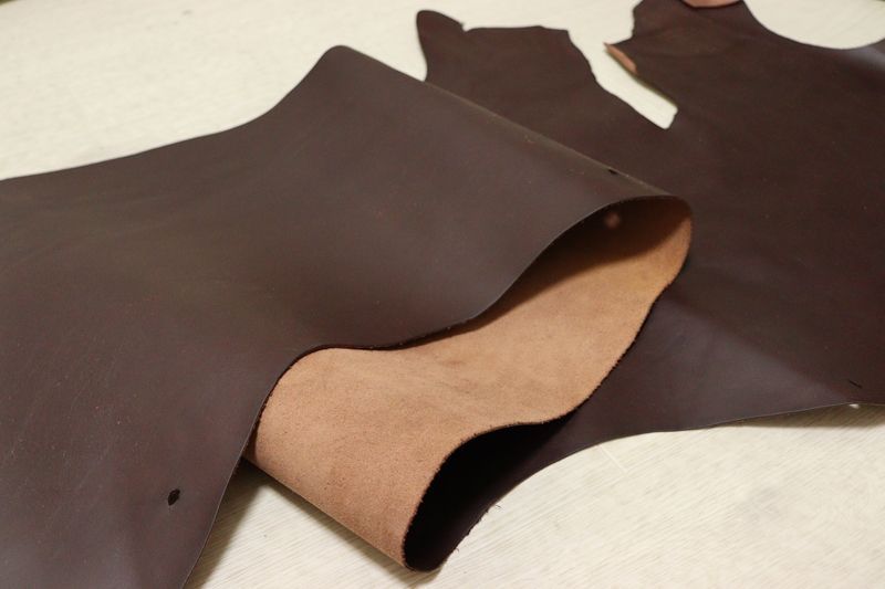 ダークブラウン 90ds ヌメ革 ベリー 牛革 イタリア レザー スムース加工 はぎれ 一枚革 レザークラフト 革 皮 本革 diy 生地 材料
