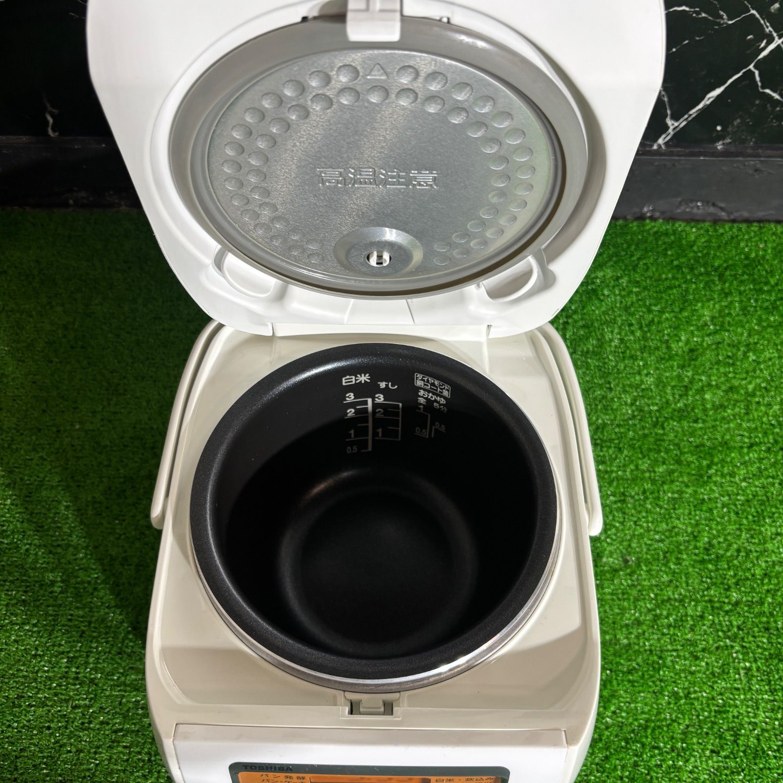 TOSHIBA 東芝 2016年製 炊飯器 3合 ホワイト ダイヤモンド銅コート釜 
