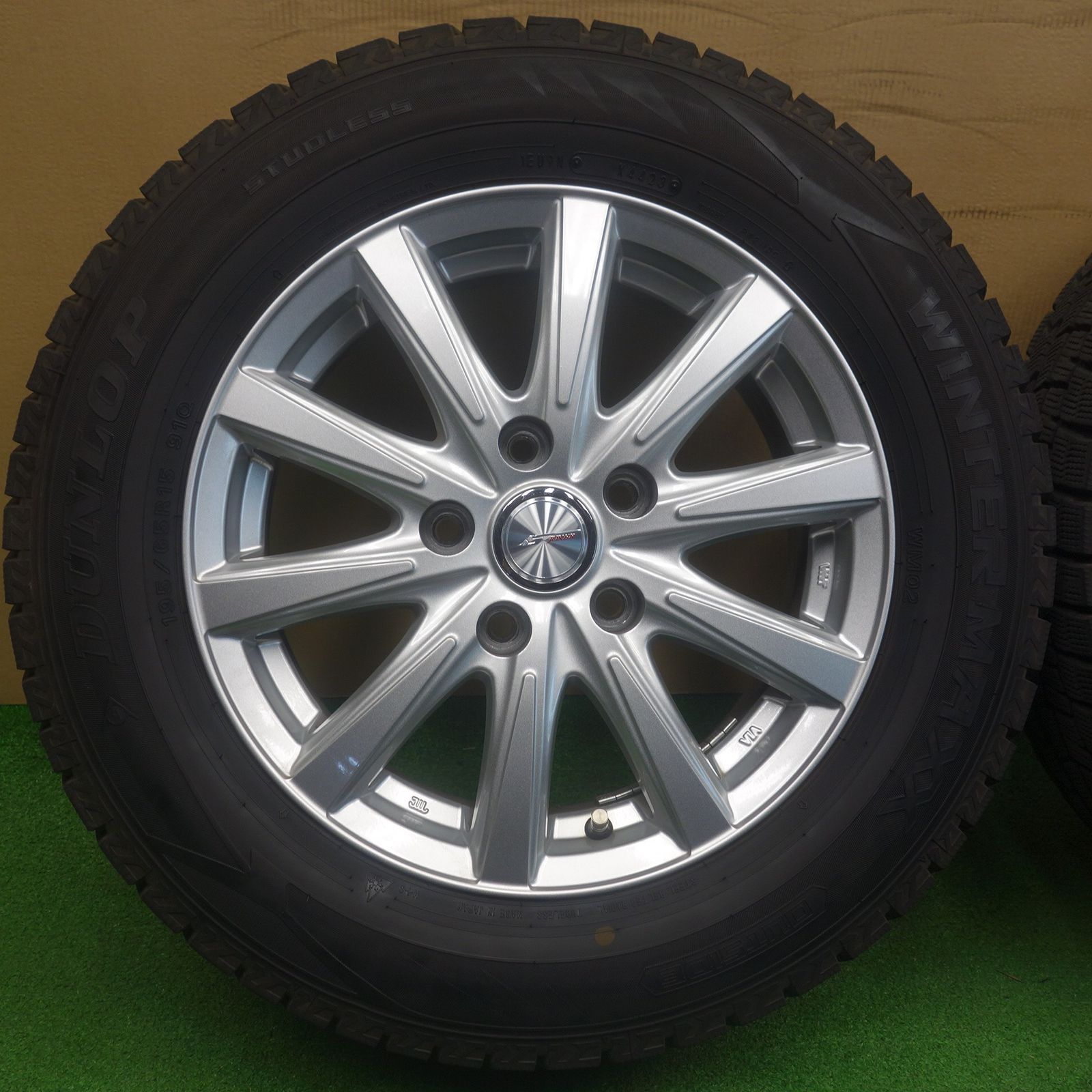 バリ溝！23年！キレイ！9.5分☆スタッドレス 195/65R15 ダンロップ 