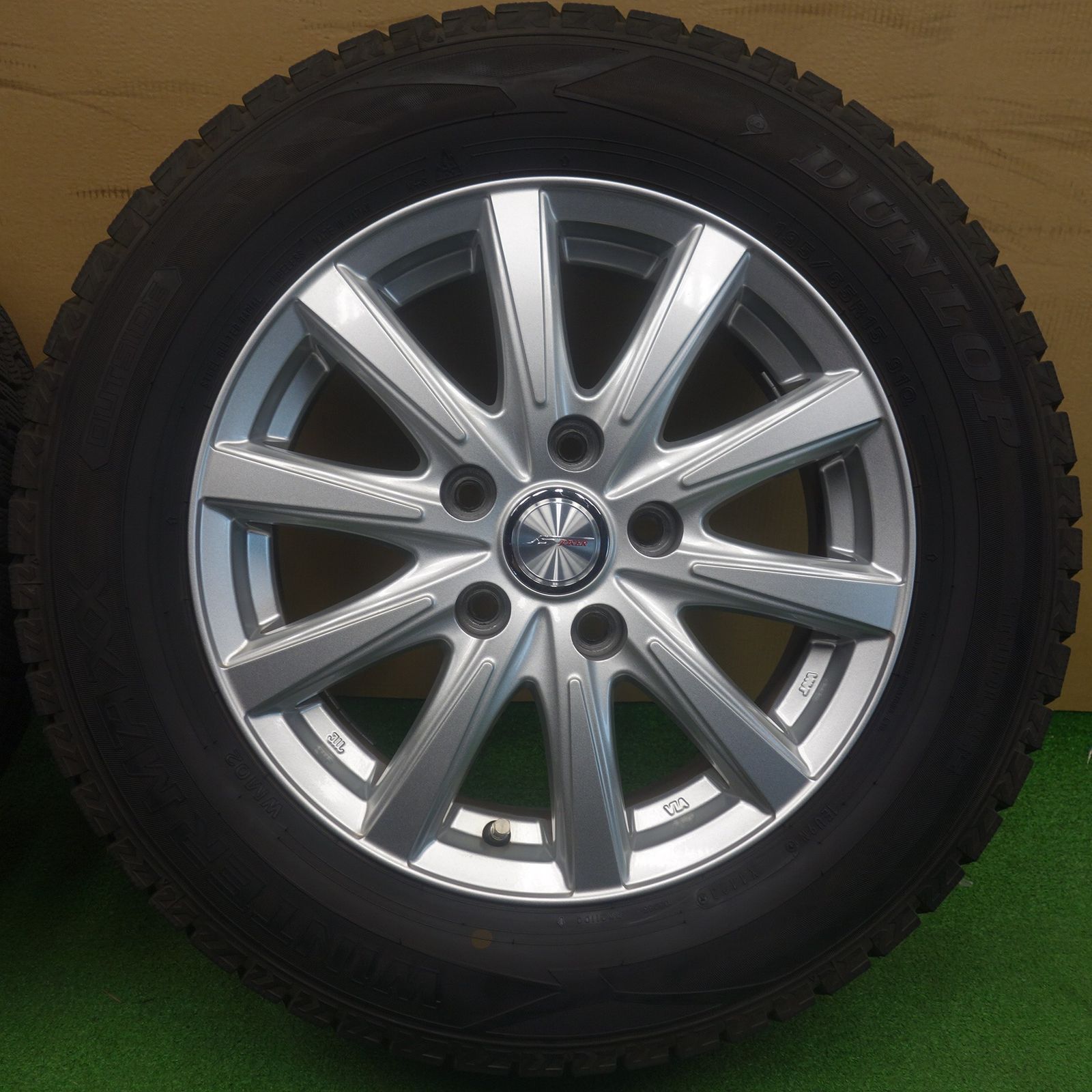 バリ溝！23年！キレイ！9.5分☆スタッドレス 195/65R15 ダンロップ 