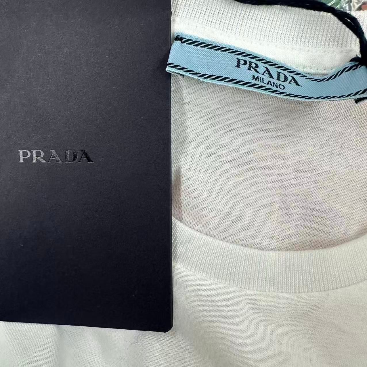 未使用品 PRADA プラダ Tシャツ ホワイト コットン 2024年現行 未使用品 PRADA プラダ Tシャツ ホワイト コットン 2024年現行 【公式