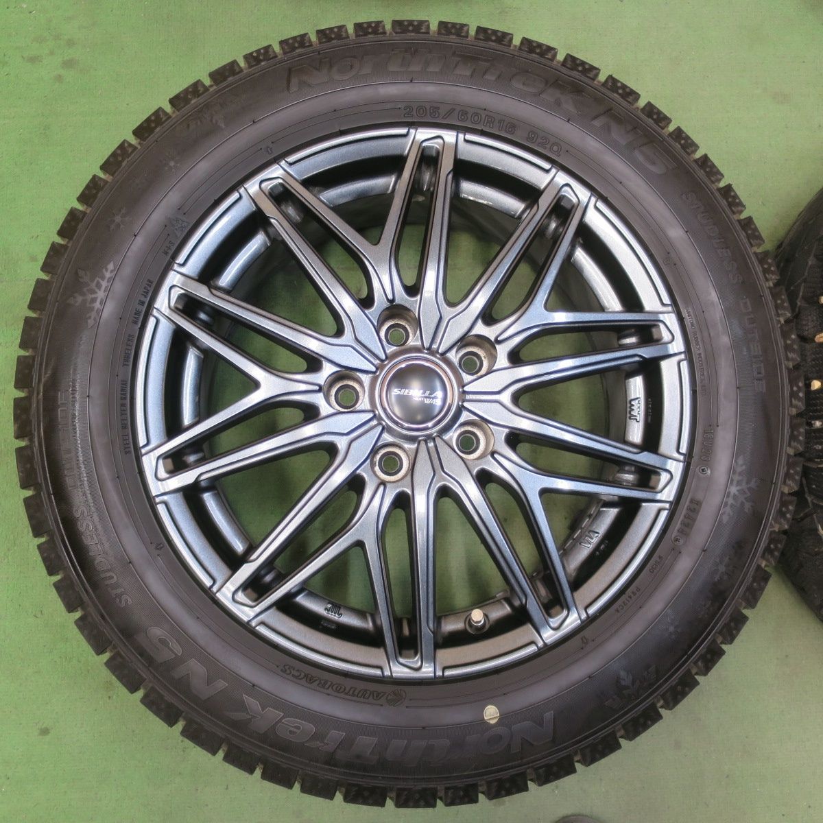 バリ溝！24年！キレイ！9.5分☆スタッドレス 205/60R16 オートバックス 