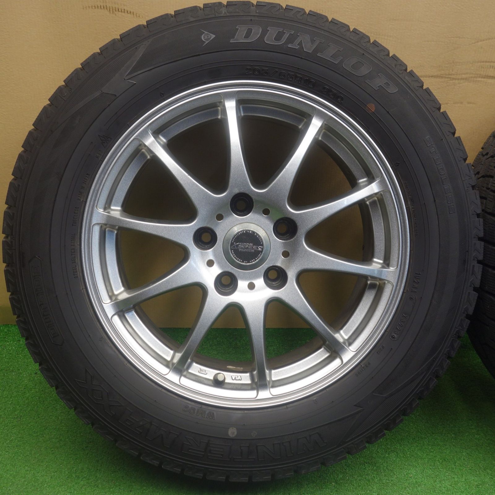 ✨バリ溝9割程✨ダンロップ16インチスタッドレス175/65R16 2023年製 ✨バリ溝9割程✨ダンロップ16インチスタッドレス175/65R16 2023年製