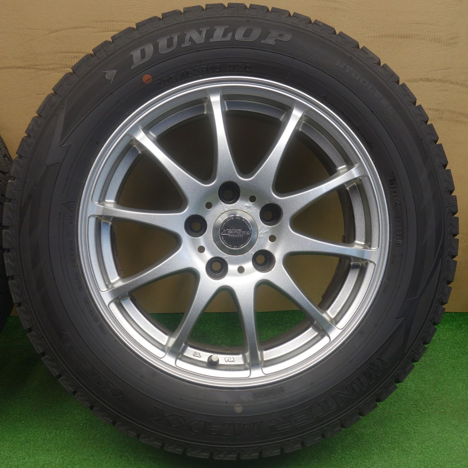 バリ溝！24年！9.5分☆スタッドレス 205/65R16 ダンロップ ウインター 