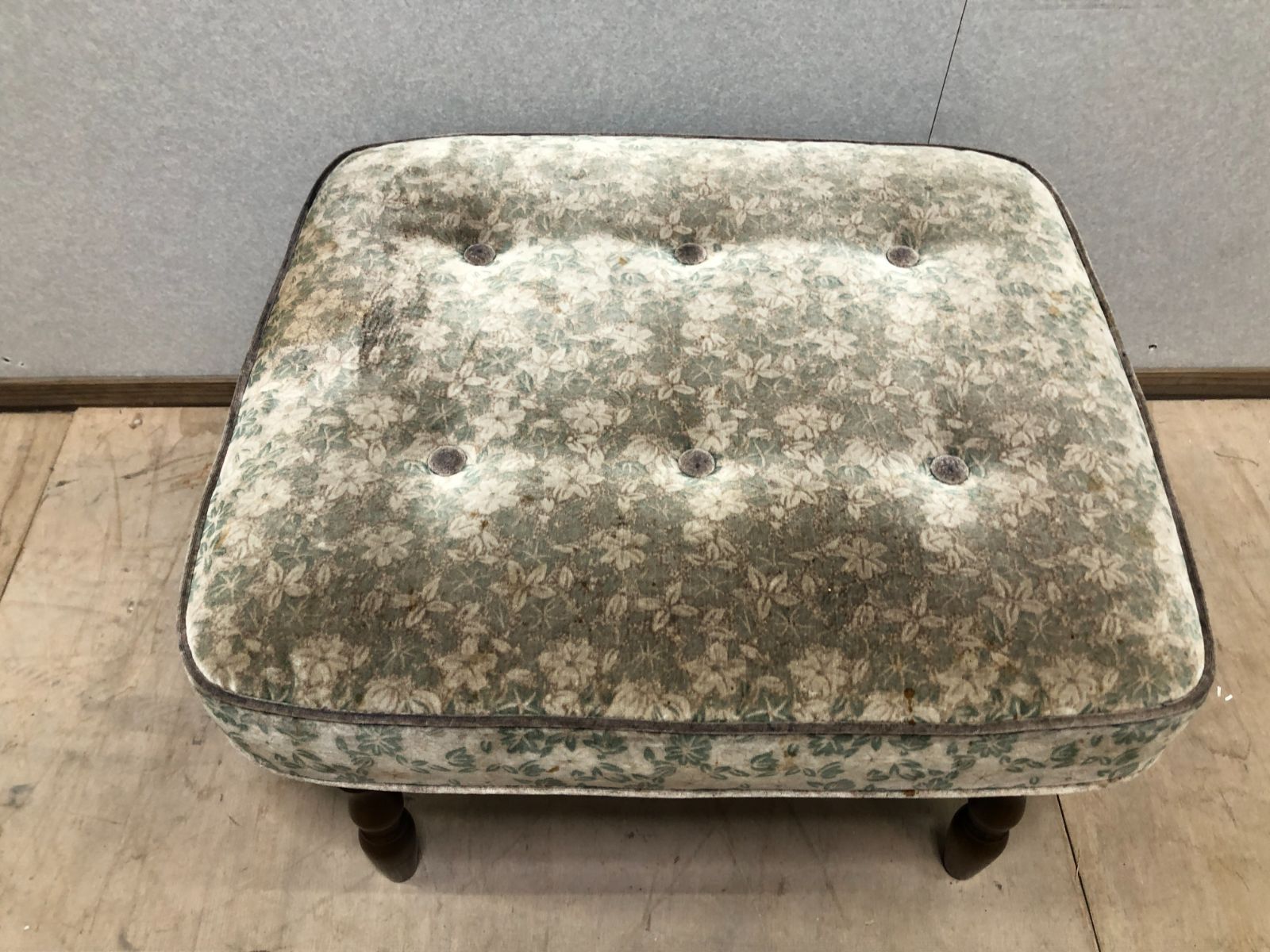 【希少・ヴィンテージ】 カリモク家具　karimoku コロニアル　オットマン　腰掛け　スツール　アンティーク　ヴィンテージ　レトロ　【糸島市内 送料無料】75035-4-003 希少・ヴィンテージ】 カリモク家具 karimoku コロニアル オットマン