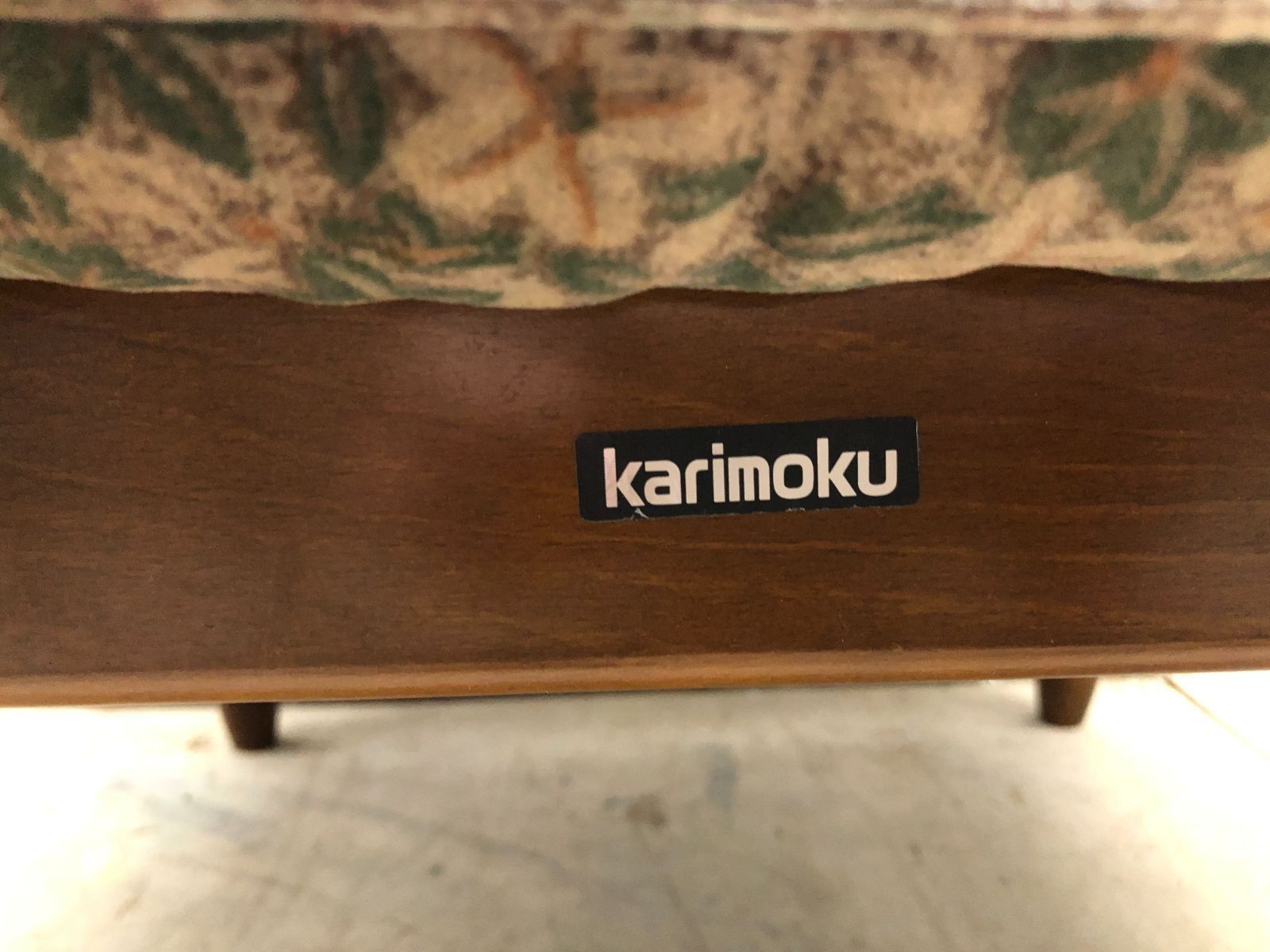 【希少・ヴィンテージ】 カリモク家具　karimoku コロニアル　オットマン　腰掛け　スツール　アンティーク　ヴィンテージ　レトロ　【糸島市内 送料無料】75035-4-003 希少・ヴィンテージ】 カリモク家具 karimoku コロニアル オットマン