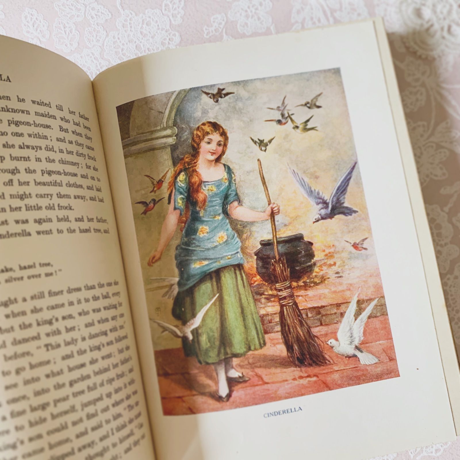 洋書　絵本　ヴィンテージ児童書　イギリス ゜+ 可愛い英国のクリスマブックの洋書2冊セット 外国の絵本 イギリス