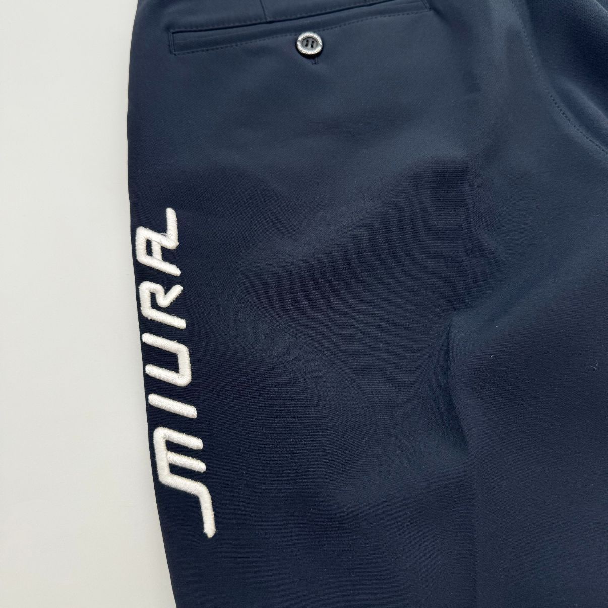 【新品】1PIU1UGUALE3✕三浦技研 PANTS ネイビー 新品 1PIU1UGUALE3 GOLF × miura三浦技研 サイド刺繍ロングパンツ 3