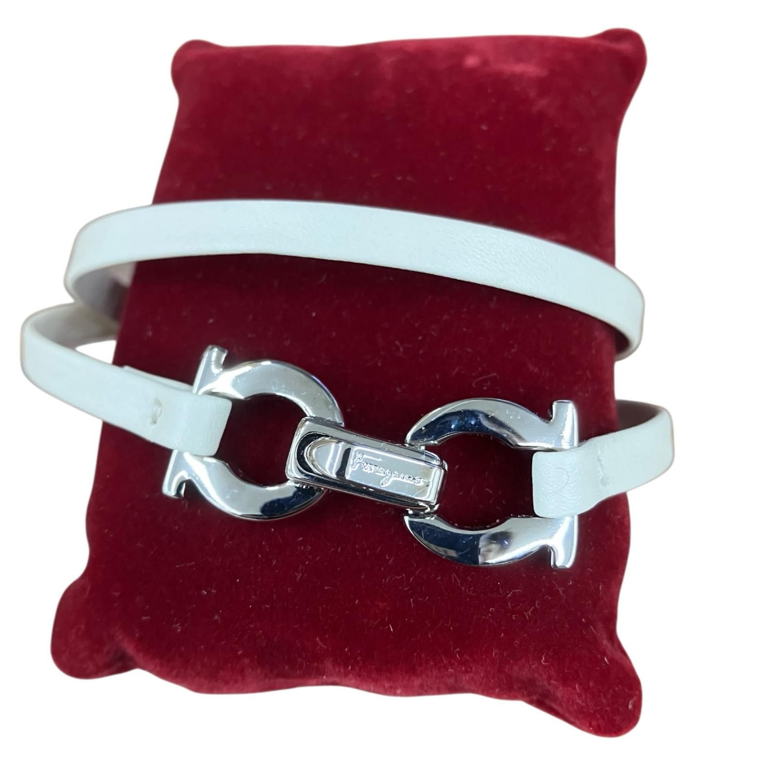 180053 現状品 Salvatore Ferragamo サルヴァトーレフェラガモ ブレスレット レザー ホワイト、シルバー バングル レザー [0000000007905] 180053 現状品 Salvatore Ferragamo サルヴァトーレフェラガモ