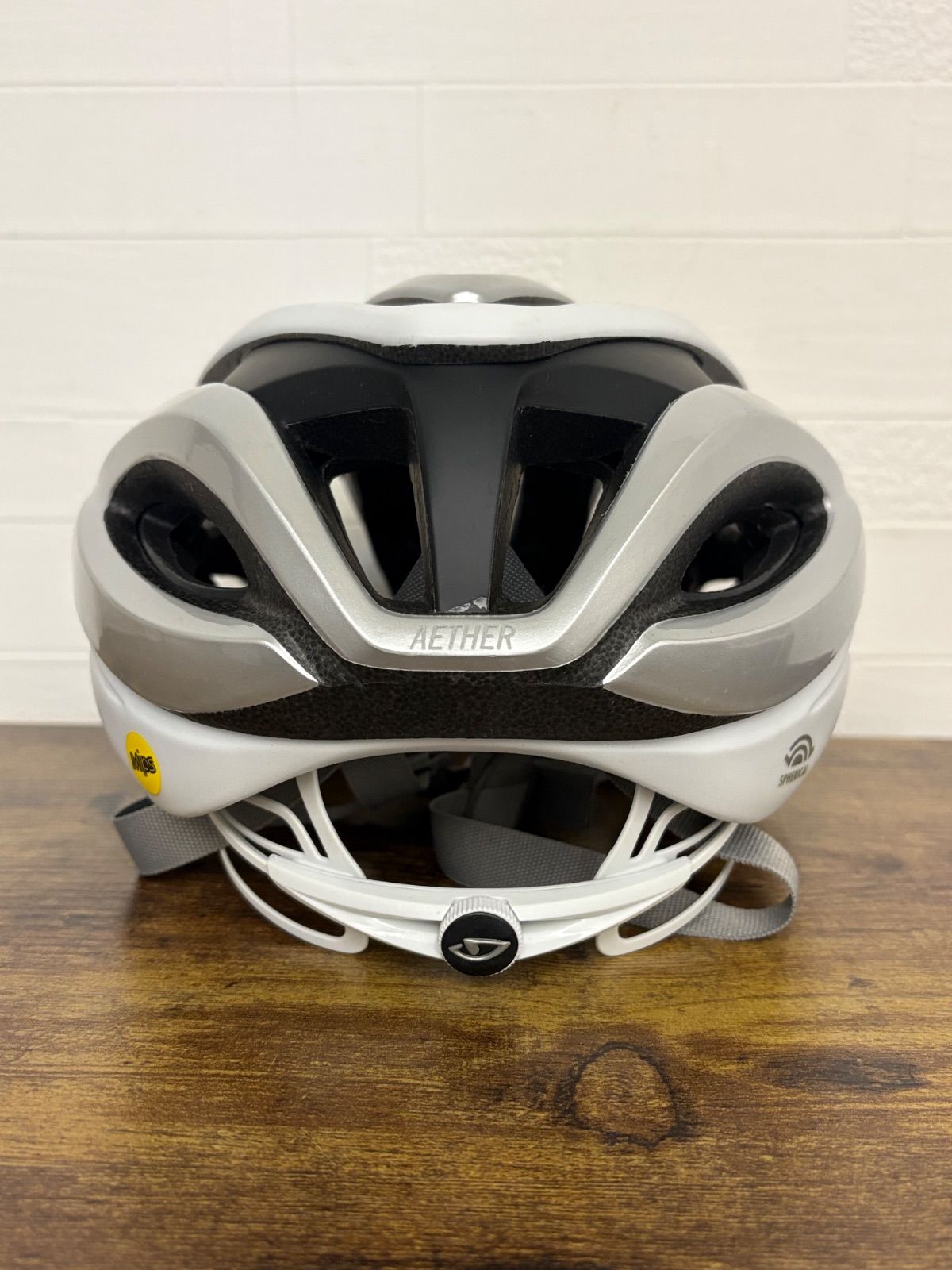 Giro（ジロ）のロードバイク用ヘルメットAether Spherical MIPS 