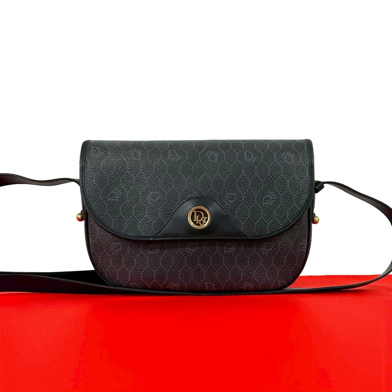 極 美品 Christian Dior ディオール ヴィンテージ ハニカム 柄 ロゴ 金具 レザー ショルダーバッグ ポシェット サコッシュ ブラック 331-9 極 美品 Christian Dior ディオール ヴィンテージ ハニカム 柄 ロゴ