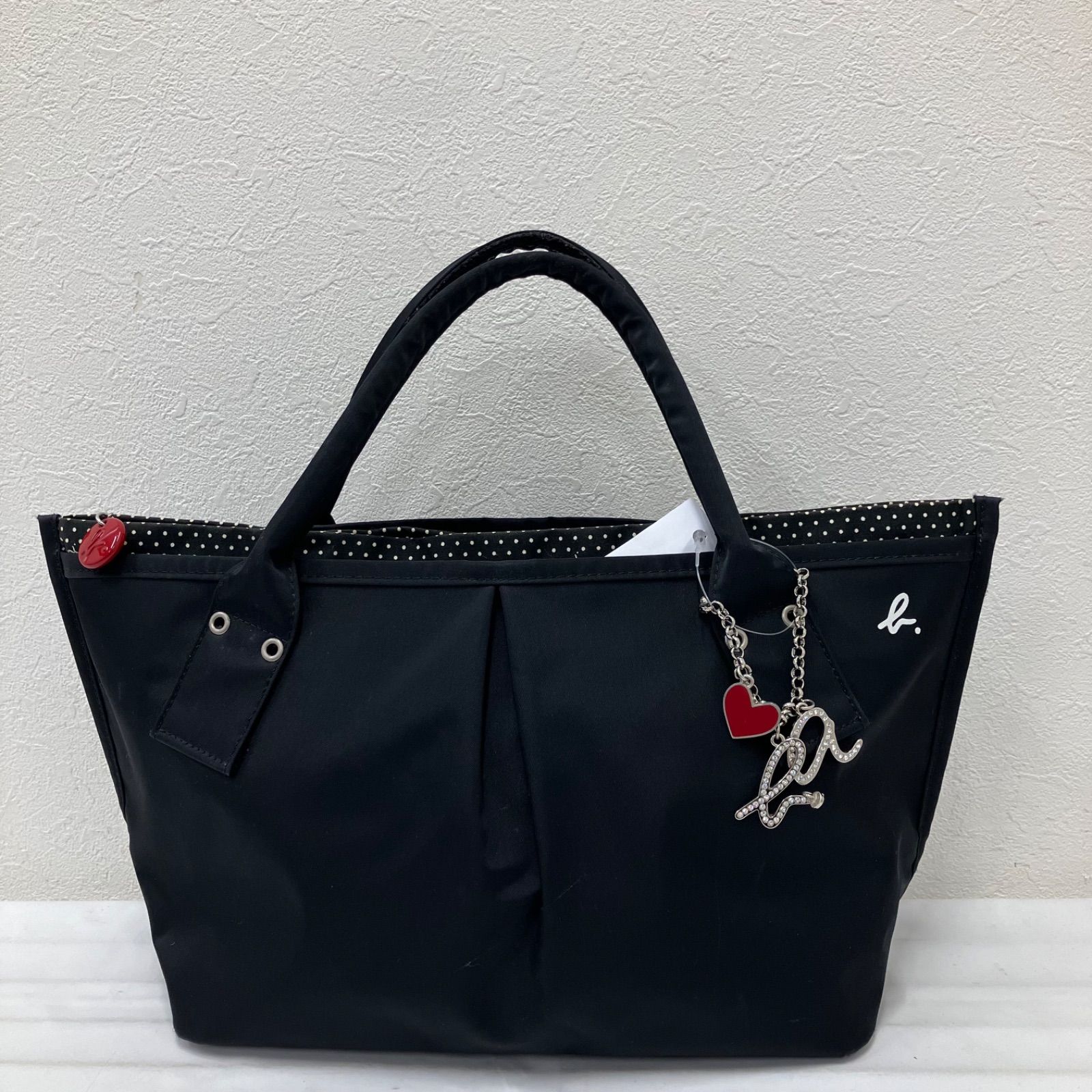 agnes b. VOYAGE ハンドバッグ シボ 牛床革 黒 チャーム付き 【公式通販】