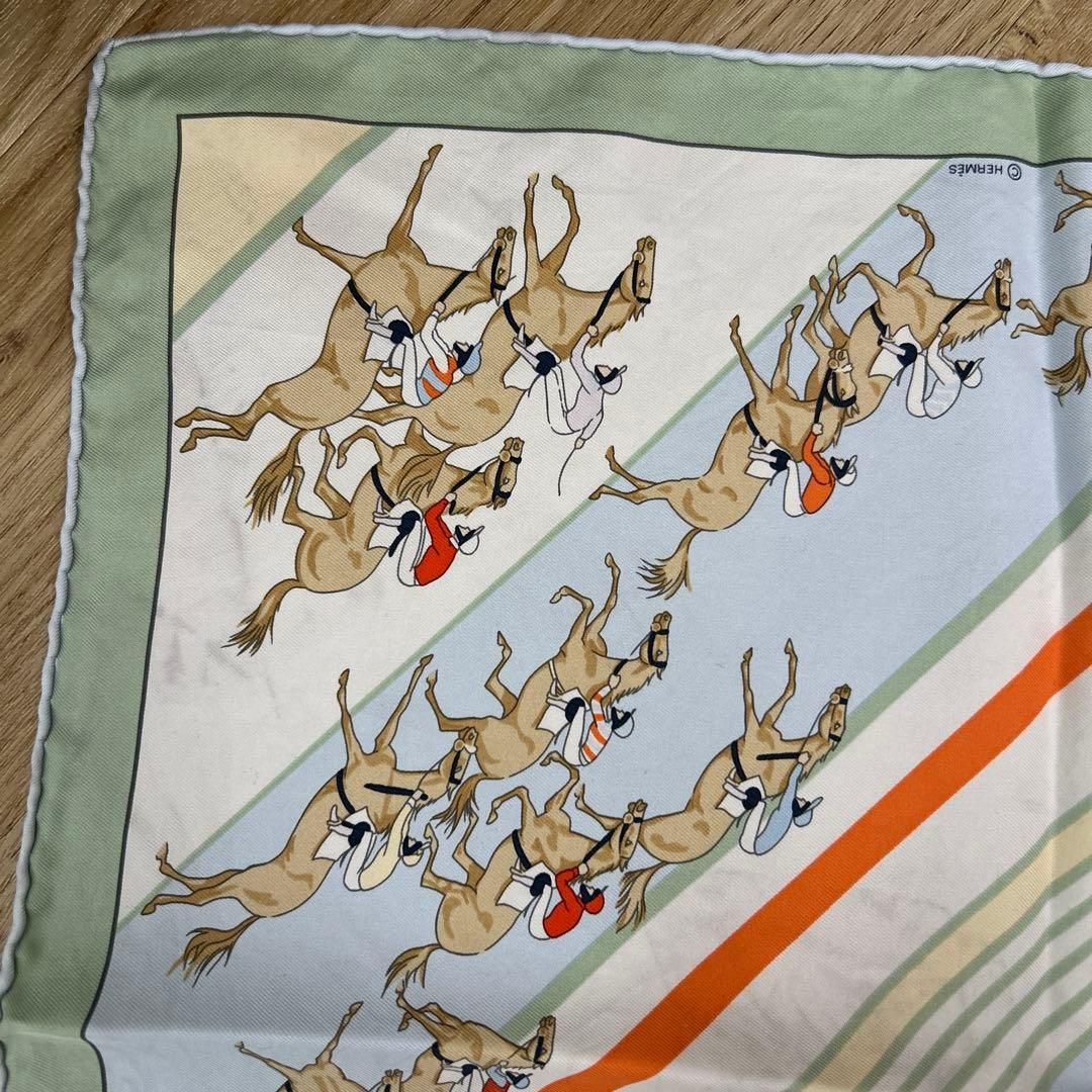 HERMESエルメス　カレ45ガヴロッシュ　競馬　シルクスカーフ　24AW HERMESエルメス カレ45ガヴロッシュ 競馬 シルクスカーフ 24AW - メルカリ