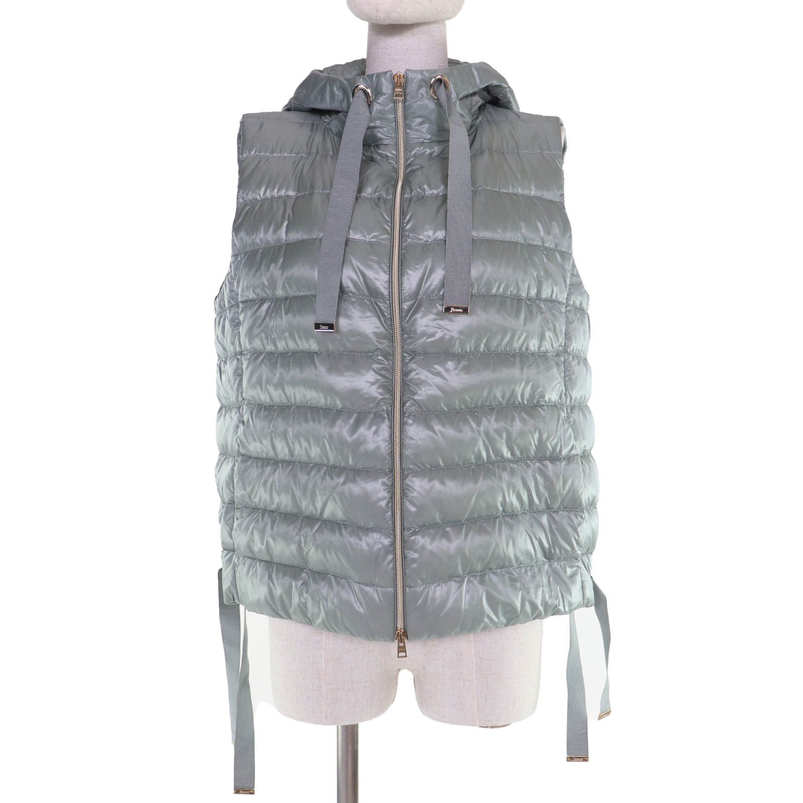 極美品☆Herno ヘルノ 2022年製 PI001687D ロゴ金具 裾デザイン フード付 ZIP UP ダウンベスト グリーン 44 正規 ...