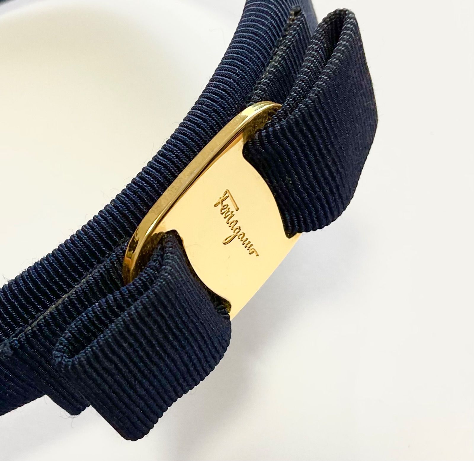 美品✨定番✨FERRAGAMO ヴァラ カチューシャ ネイビー×ゴールド FERRAGAMO（フェラガモ） サルヴァトーレ Salvatore Ferragamo 340086