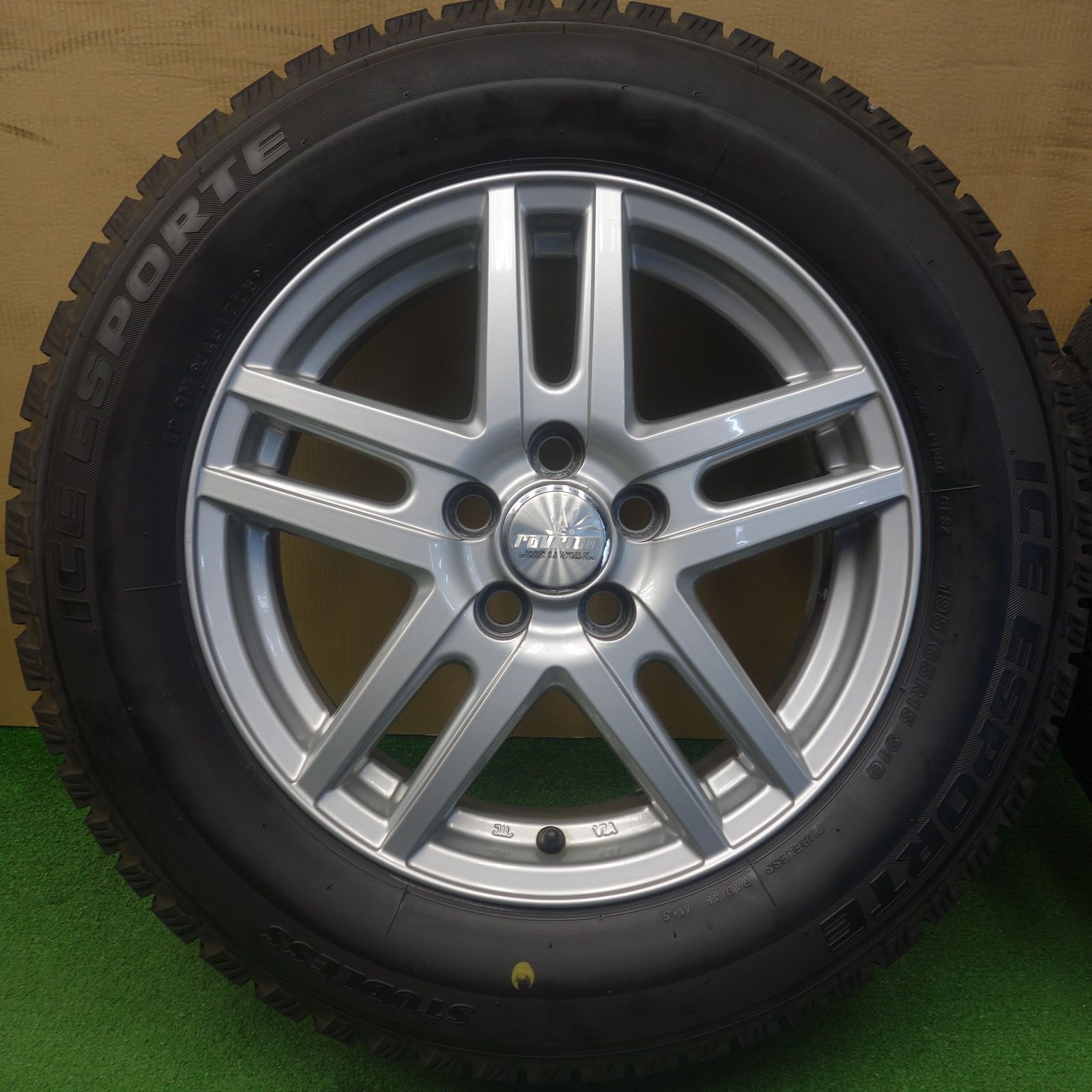 バリ溝！23年！9.5分☆プリウス 等 195/65R15 スタッドレス アイス 