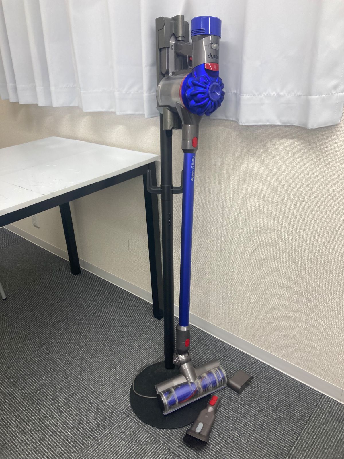 0【通電動作確認済み】Dyson コードレス掃除機 V7 Fluffy Origin（SV11 
