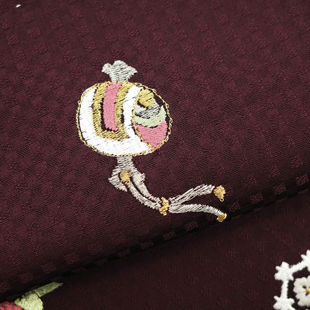 新古品】 小紋 刺繍 着物 正絹 未使用 袷 西武扱い ボルドー 金銀糸