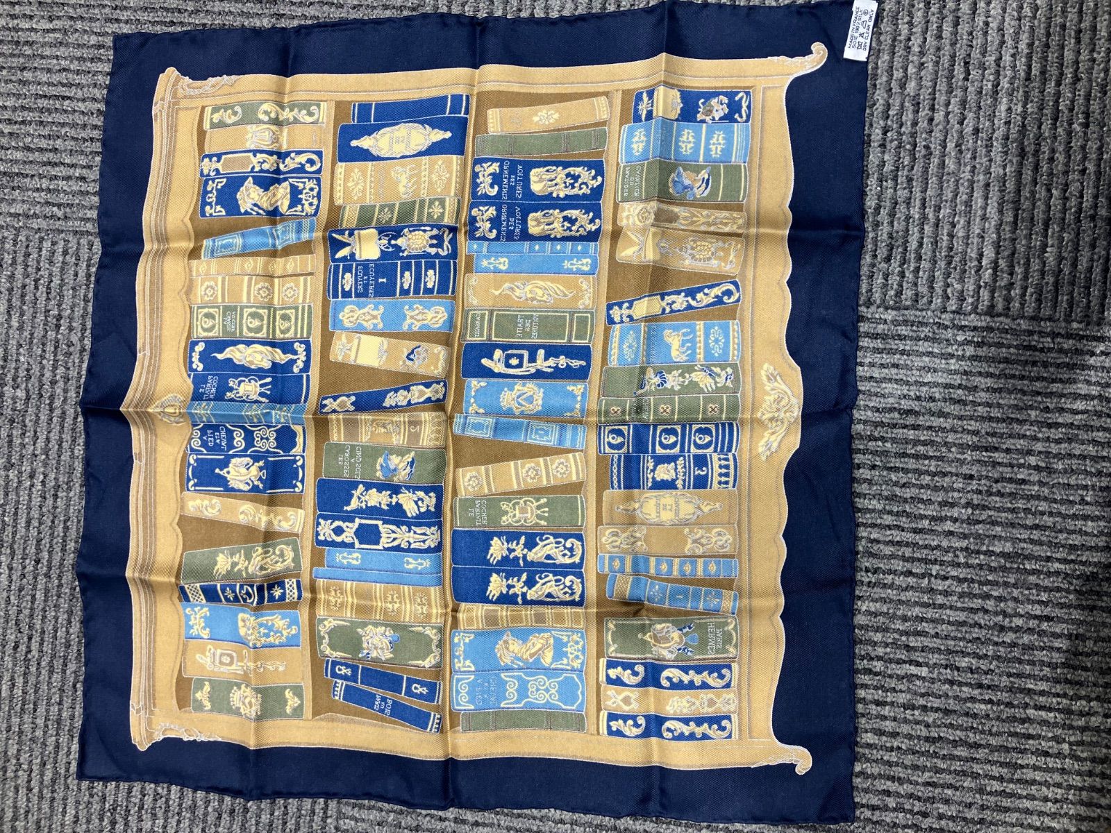 未使用 HERMES エルメス スカーフ ミニスカーフ プチカレ 本棚