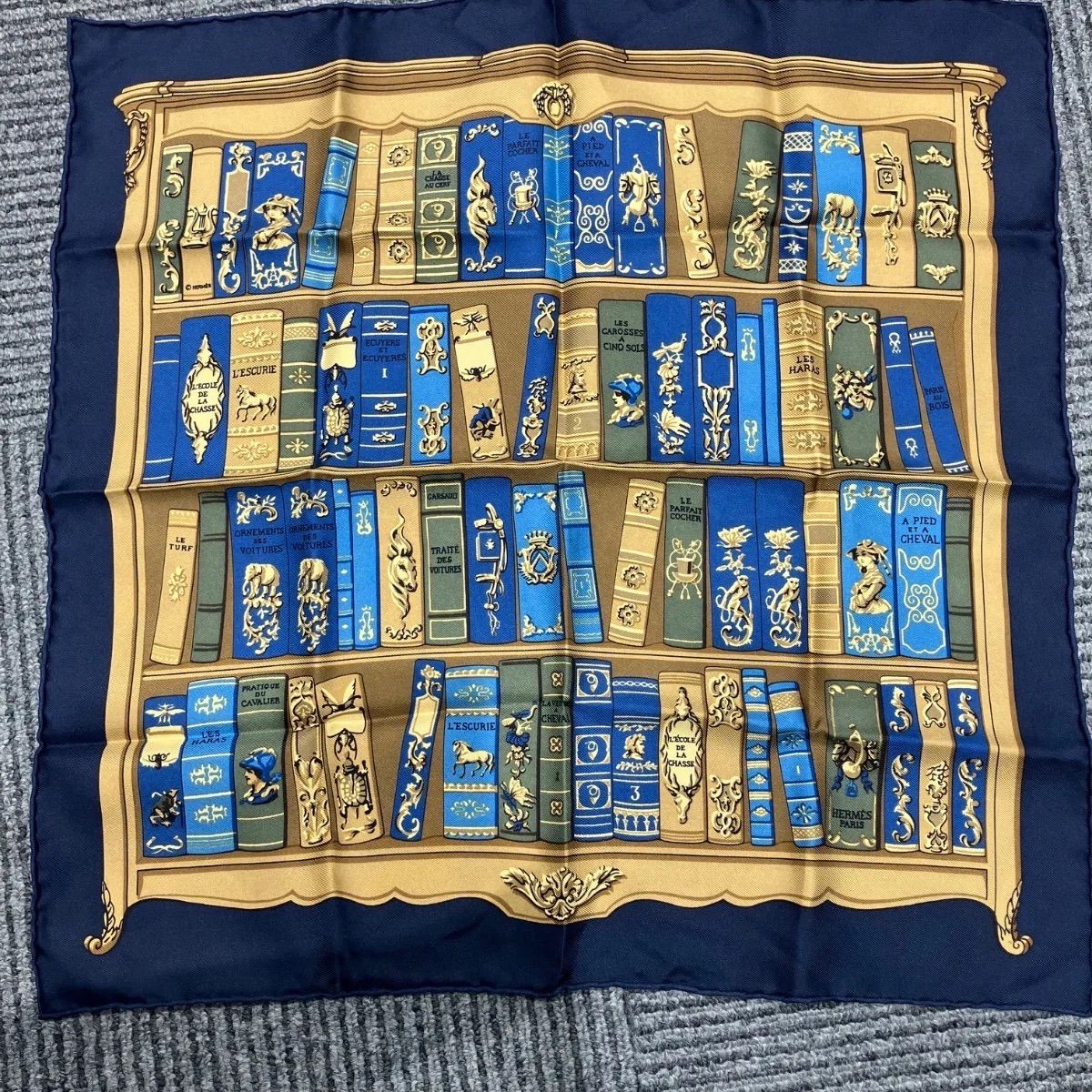 未使用 HERMES エルメス スカーフ ミニスカーフ プチカレ 本棚