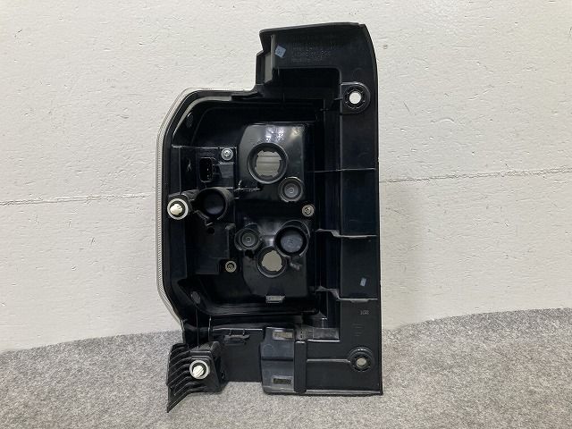 タフト LA900S/LA910S 純正 右 テールランプ/ライト/レンズ LED