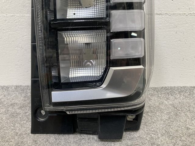 タフト LA900S/LA910S 純正 右 テールランプ/ライト/レンズ LED