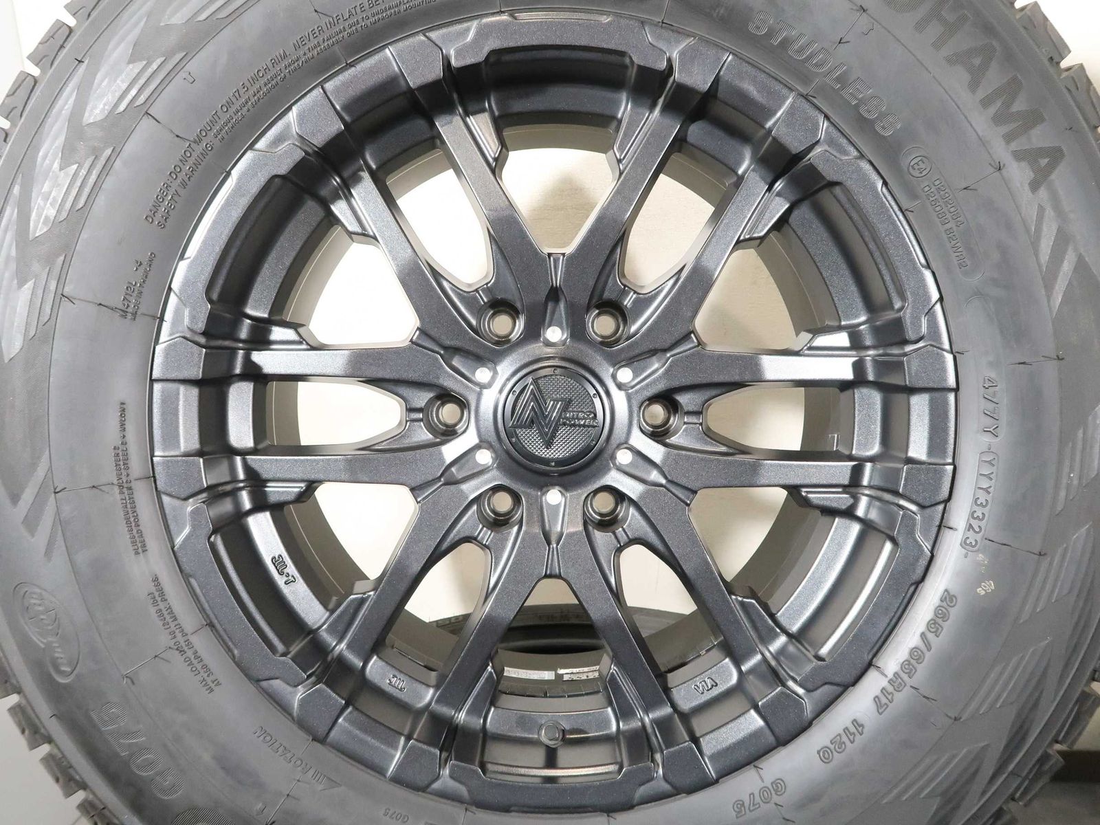 ランクル プラド ハイラックス サーフ 等 4本 NITRO POWER 17インチ 8J 
