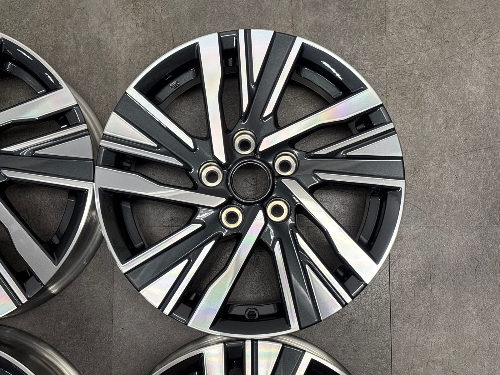 新車外し 美品】ニッサン C28 セレナ ハイウェイスター V 純正 16in 6J