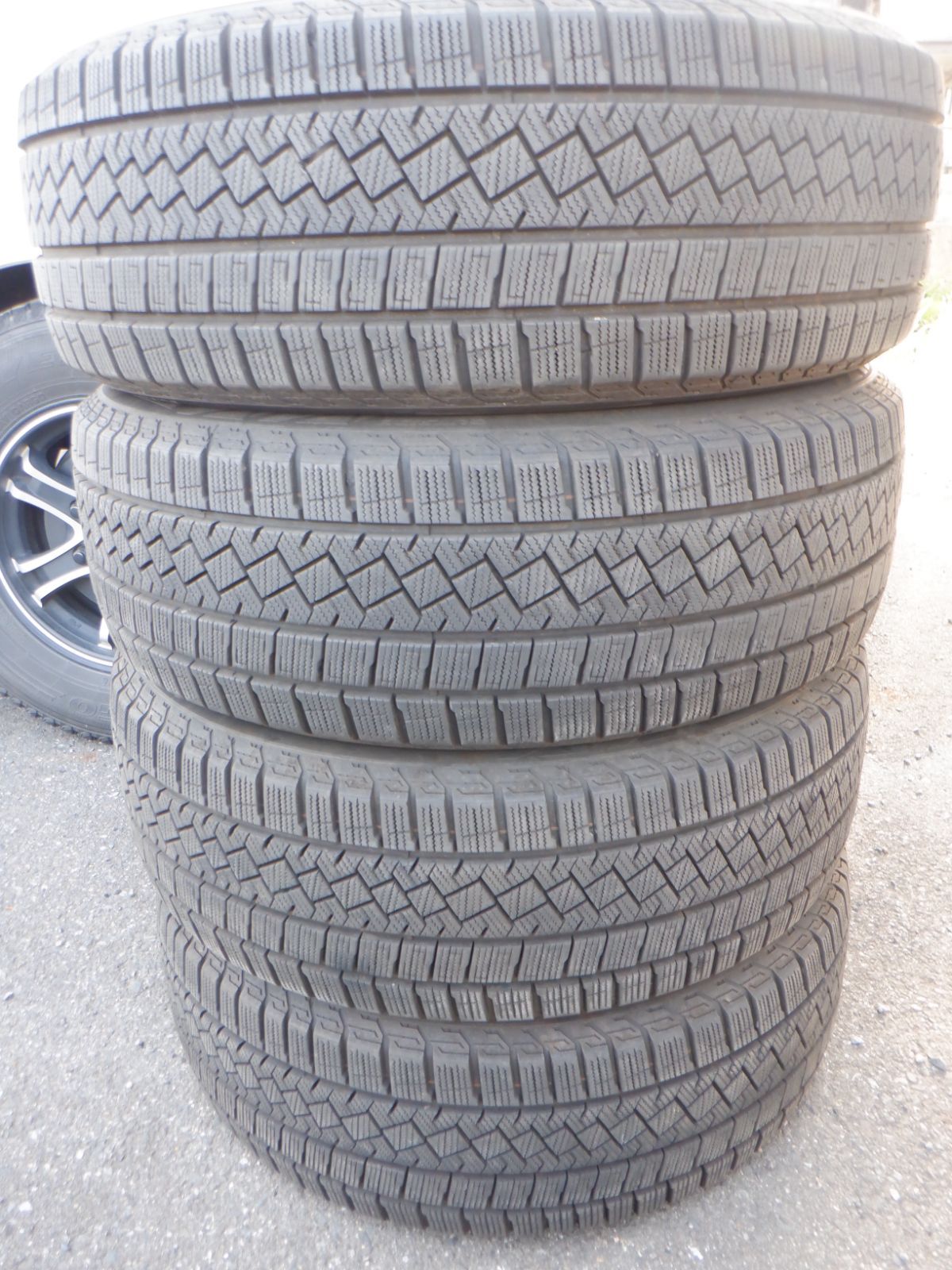 中古バリ山 215/60R17 ピレリ アイスゼロアシンメトリコ 2022年製 4本 