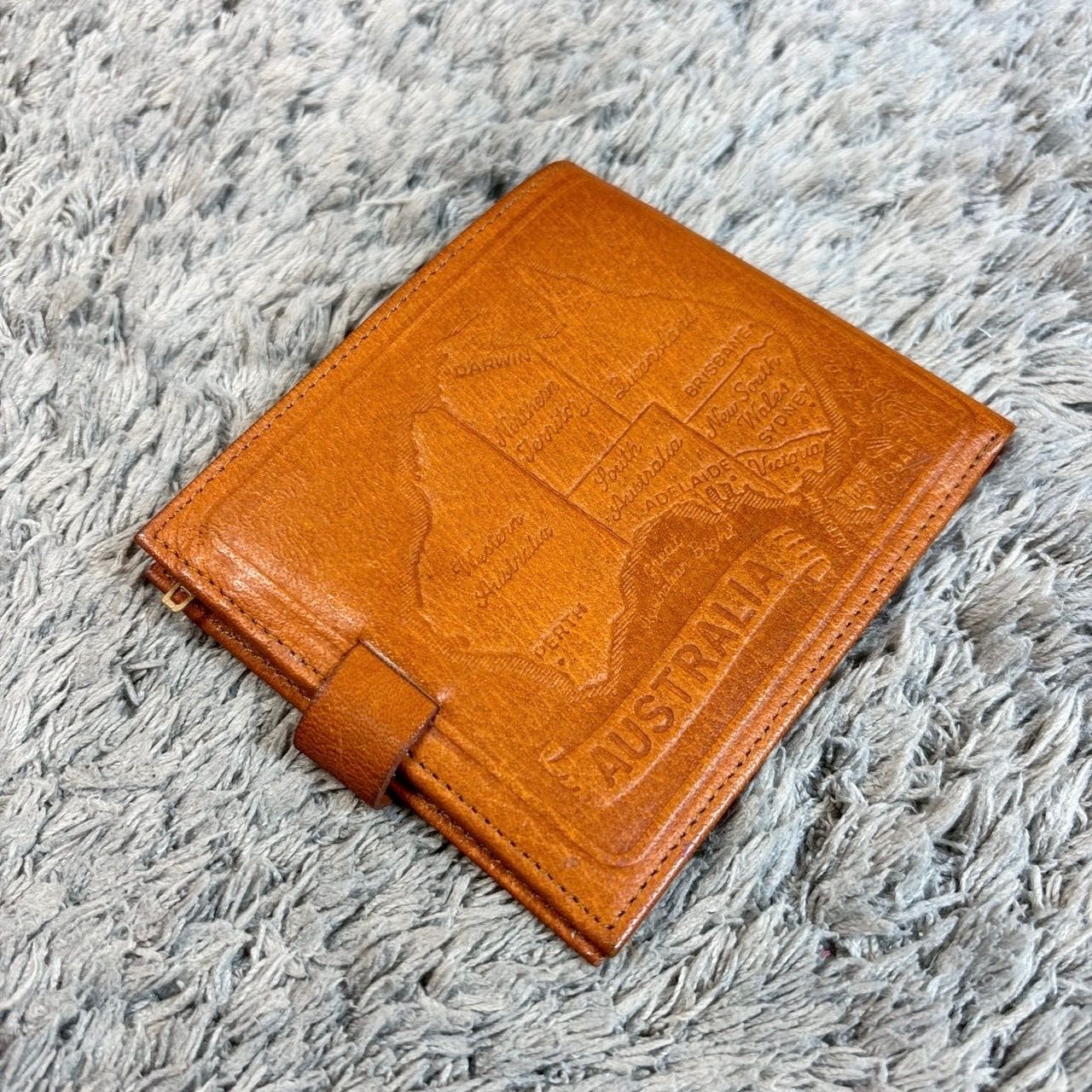ほぼ未使用】二つ折り財布 本革 レザー ブラウン エンボス - メルカリ