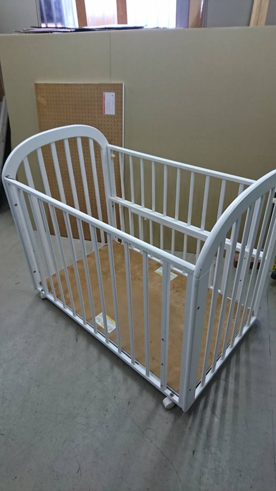 直接引取M57135 KATOJI ベビーベッド ホワイト カトージ 木製 - メルカリ