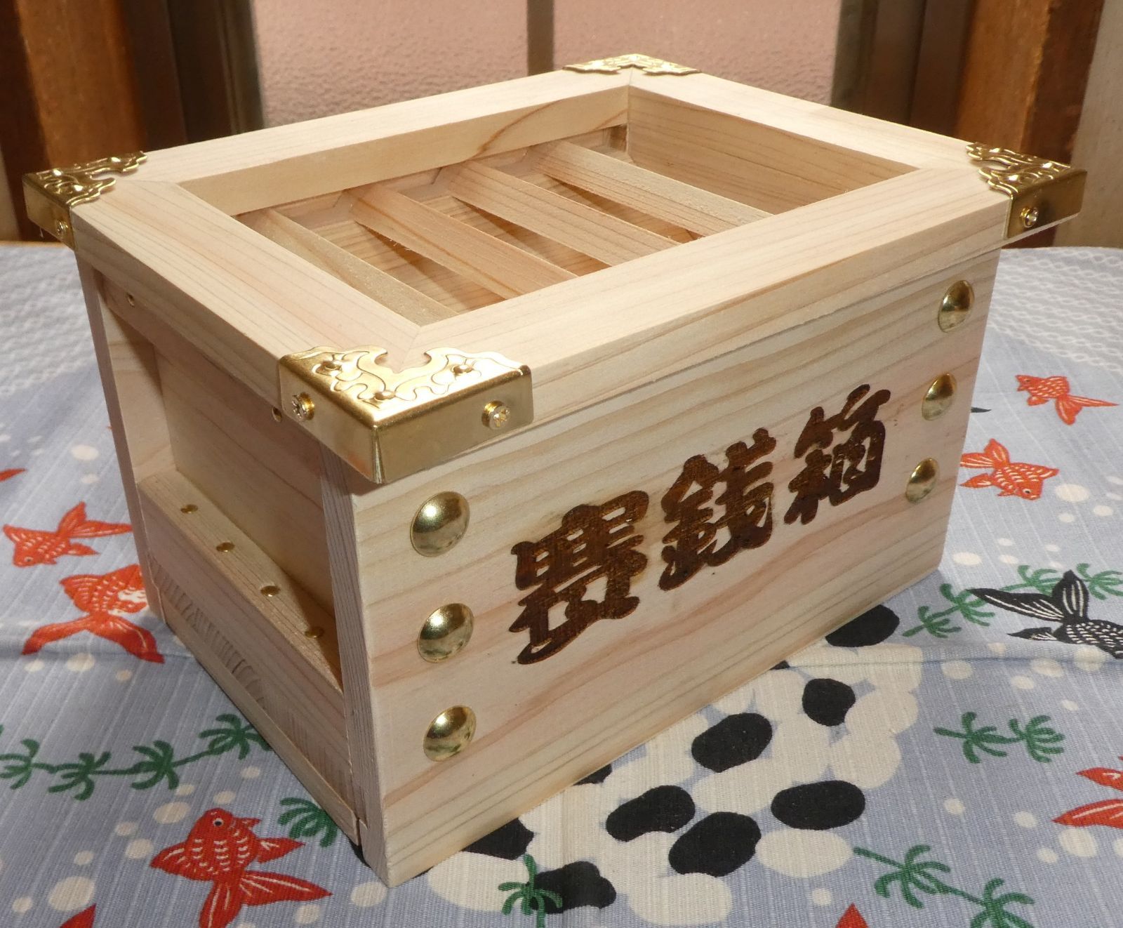 開運 賽銭箱（桧） 大 外枠（角黒色）・格子付 菊鋲37 【公式通販】