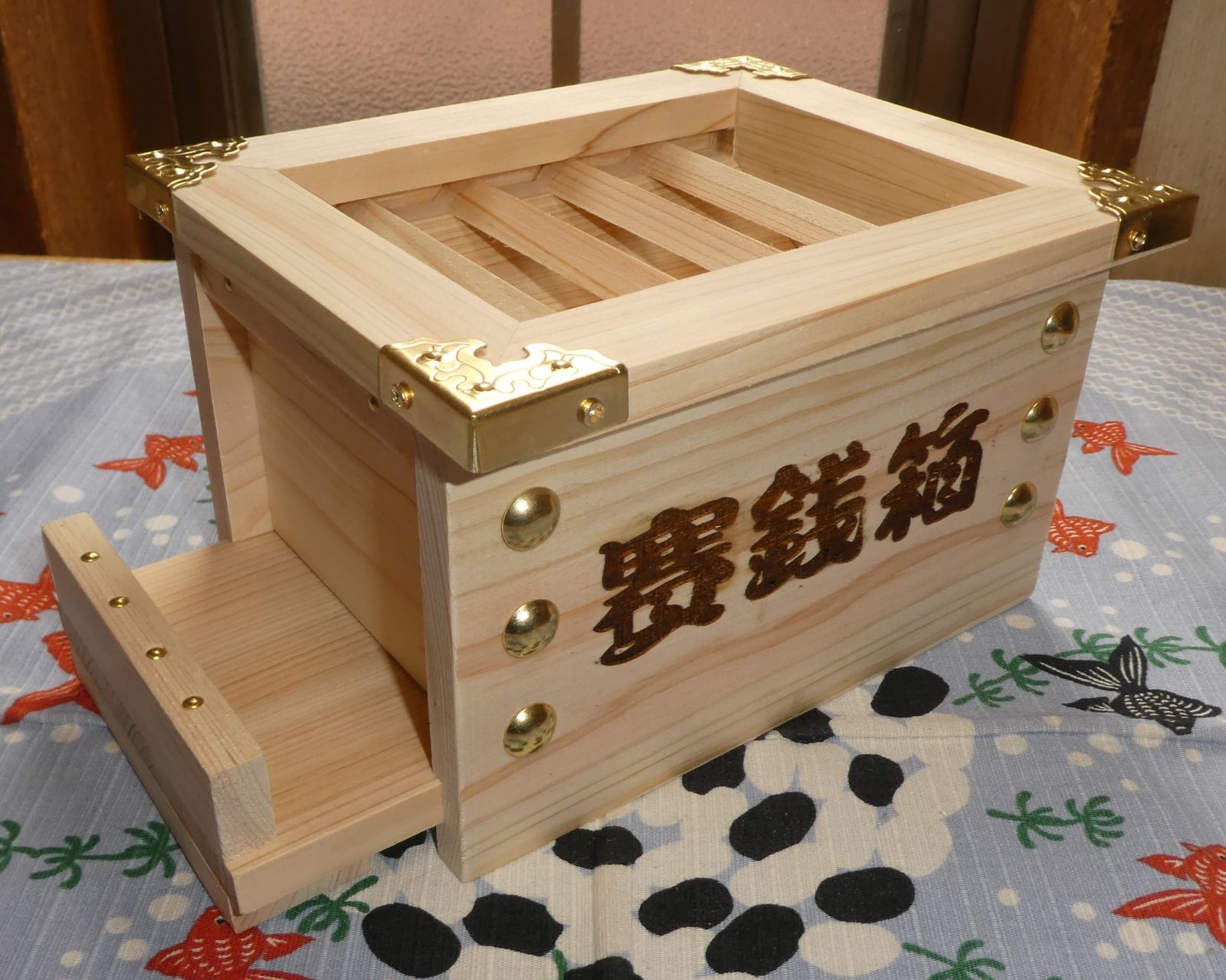 賽銭箱』文字入 お賽銭貯金箱（桧）小 外枠 格子 金鋲9 - メルカリ