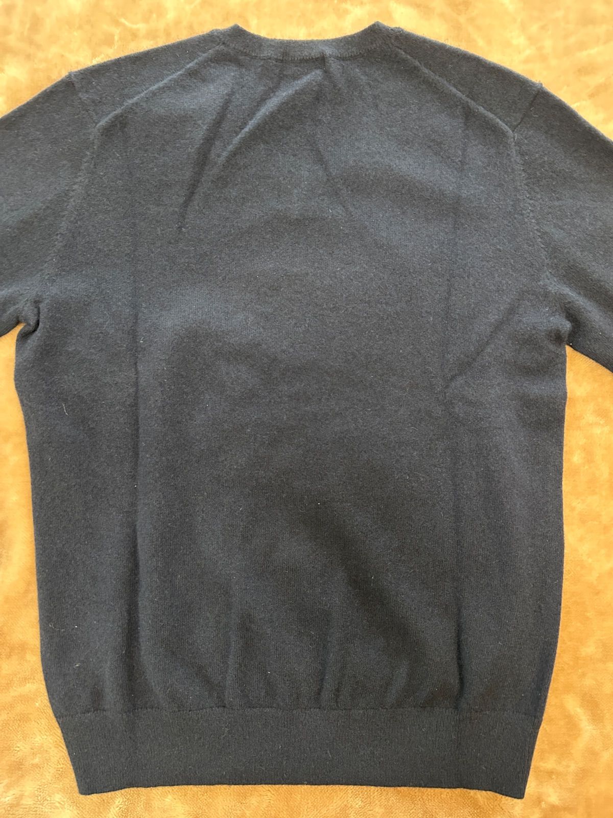 製品タグ付き未使用ユニクロ UNIQLOカシミヤVネックセーター（長袖）ネイビー紺色系ダークブルー青色系 ニットカシミア100％ 表記サイズ　M 肩幅　約41センチ 袖丈　約62.5センチ 身幅　約46センチ 着丈　約61センチメンズ（men’s）男性用、紳士 製品タグ付き未使用ユニクロ UNIQLOカシミヤVネックセーター（長袖