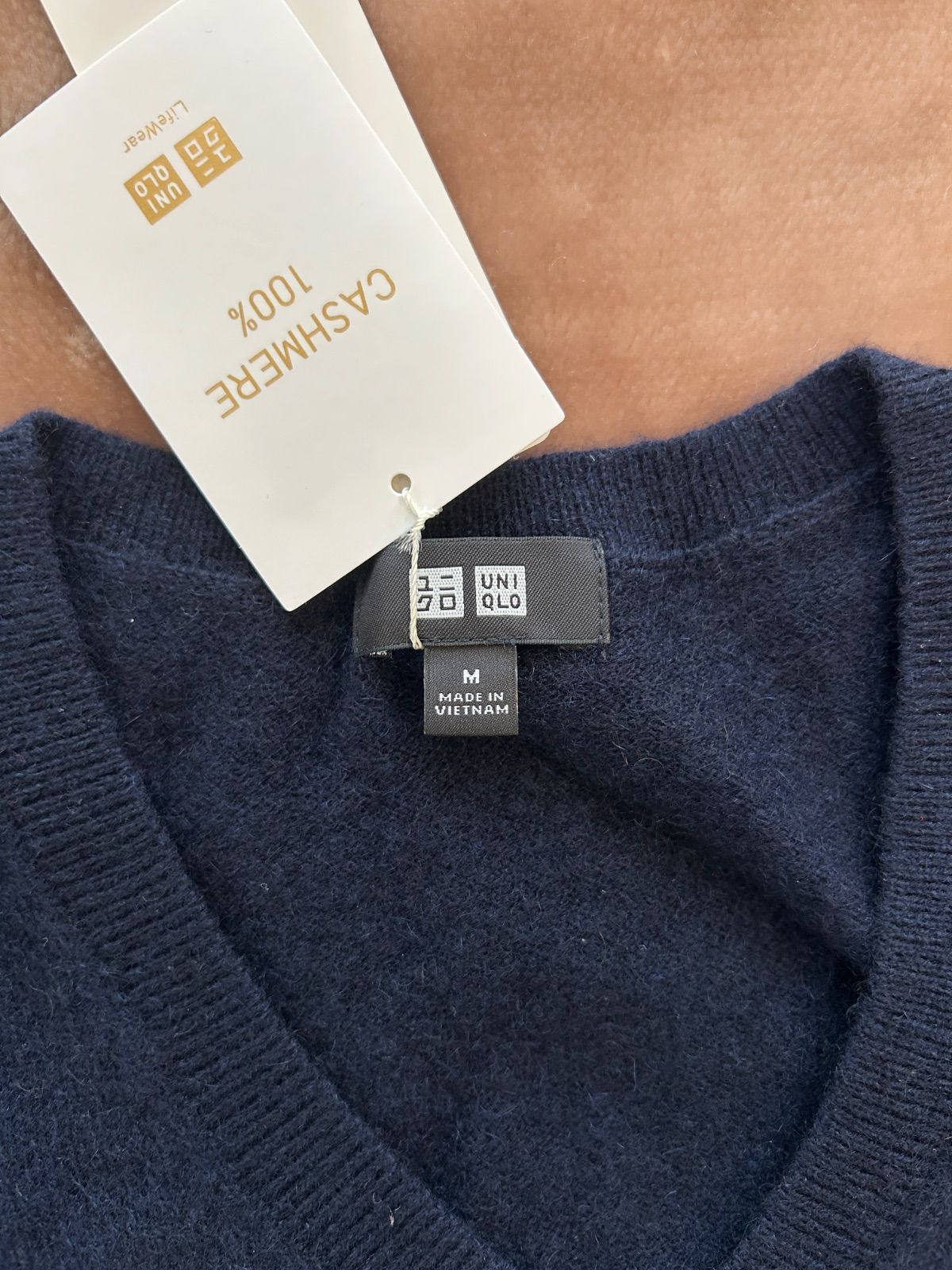 製品タグ付き未使用ユニクロ UNIQLOカシミヤVネックセーター（長袖）ネイビー紺色系ダークブルー青色系 ニットカシミア100％ 表記サイズ　M 肩幅　約41センチ 袖丈　約62.5センチ 身幅　約46センチ 着丈　約61センチメンズ（men’s）男性用、紳士 製品タグ付き未使用ユニクロ UNIQLOカシミヤVネックセーター（長袖