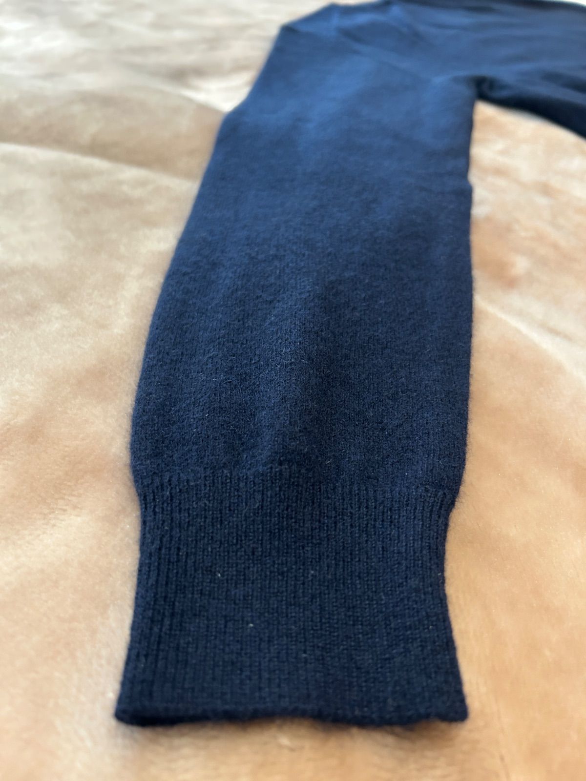 製品タグ付き未使用ユニクロ UNIQLOカシミヤVネックセーター（長袖）ネイビー紺色系ダークブルー青色系 ニットカシミア100％ 表記サイズ　M 肩幅　約41センチ 袖丈　約62.5センチ 身幅　約46センチ 着丈　約61センチメンズ（men’s）男性用、紳士 製品タグ付き未使用ユニクロ UNIQLOカシミヤVネックセーター（長袖