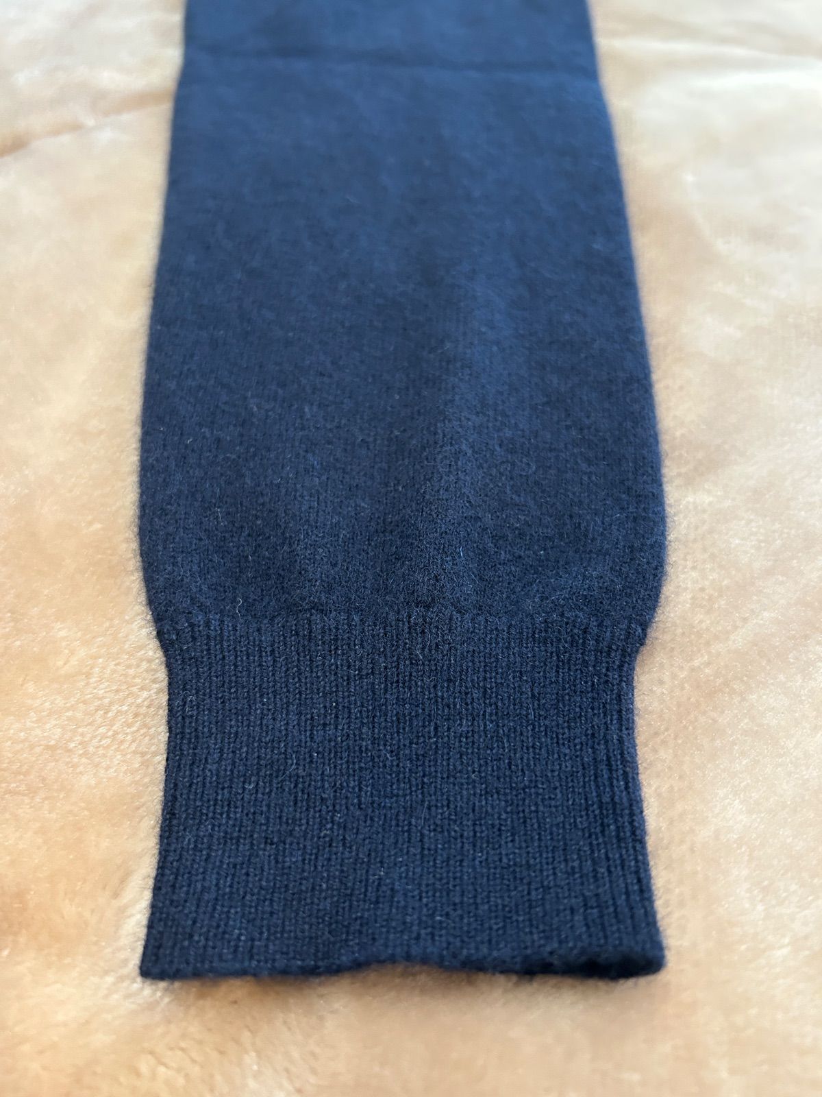 製品タグ付き未使用ユニクロ UNIQLOカシミヤVネックセーター(長袖 製品タグ付き未使用ユニクロ UNIQLOカシミヤVネックセーター(長袖