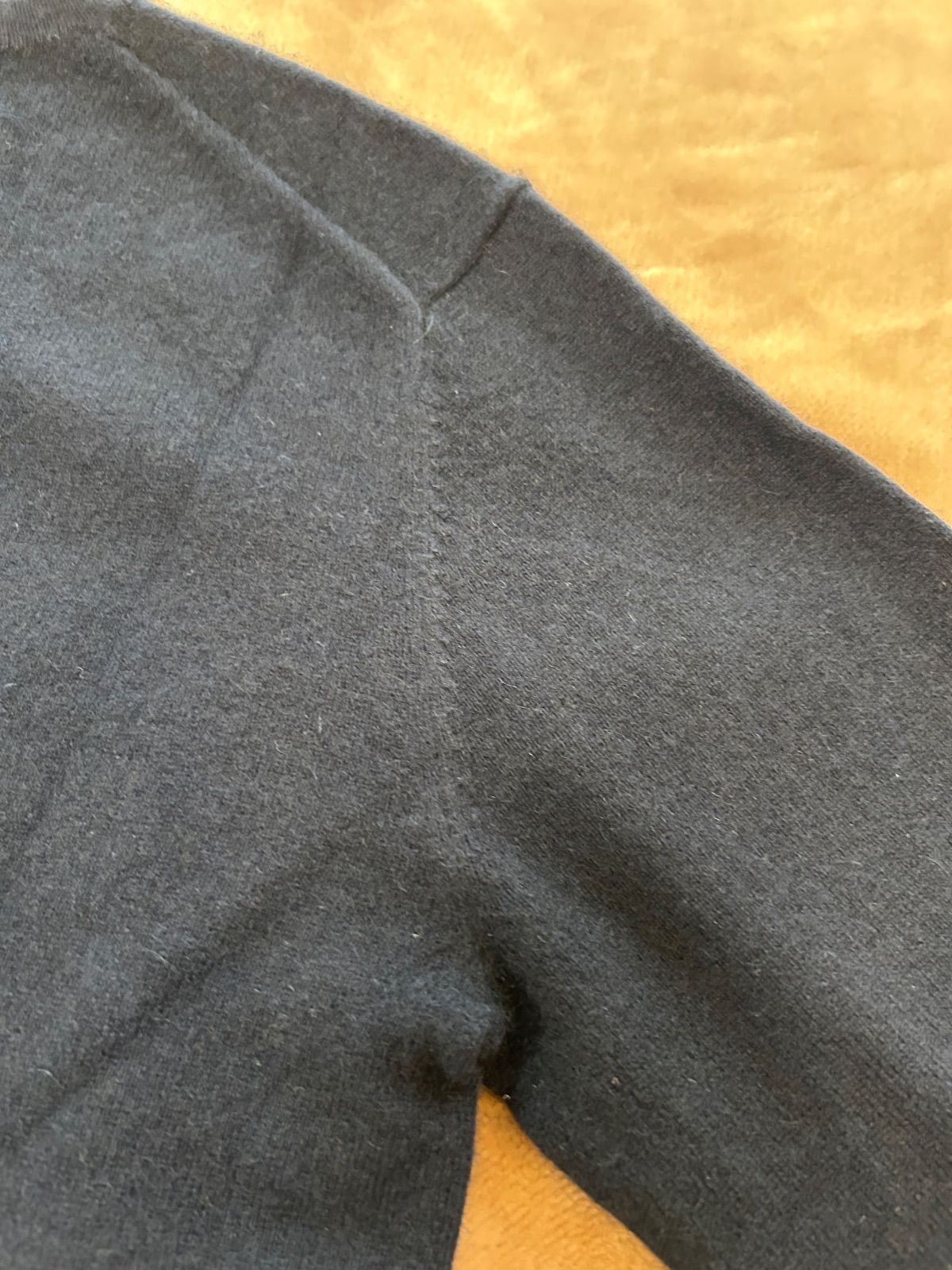 製品タグ付き未使用ユニクロ UNIQLOカシミヤVネックセーター（長袖）ネイビー紺色系ダークブルー青色系 ニットカシミア100％ 表記サイズ　M 肩幅　約41センチ 袖丈　約62.5センチ 身幅　約46センチ 着丈　約61センチメンズ（men’s）男性用、紳士 製品タグ付き未使用ユニクロ UNIQLOカシミヤVネックセーター（長袖