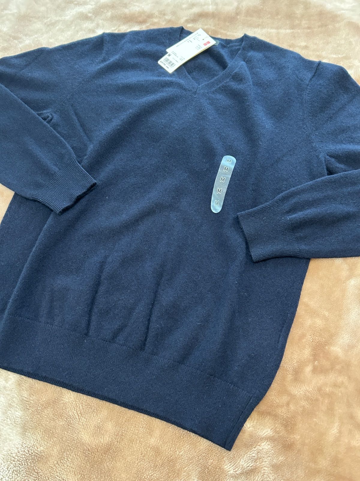 製品タグ付き未使用ユニクロ UNIQLOカシミヤVネックセーター（長袖）ネイビー紺色系ダークブルー青色系 ニットカシミア100％ 表記サイズ　M 肩幅　約41センチ 袖丈　約62.5センチ 身幅　約46センチ 着丈　約61センチメンズ（men’s）男性用、紳士 製品タグ付き未使用ユニクロ UNIQLOカシミヤVネックセーター（長袖